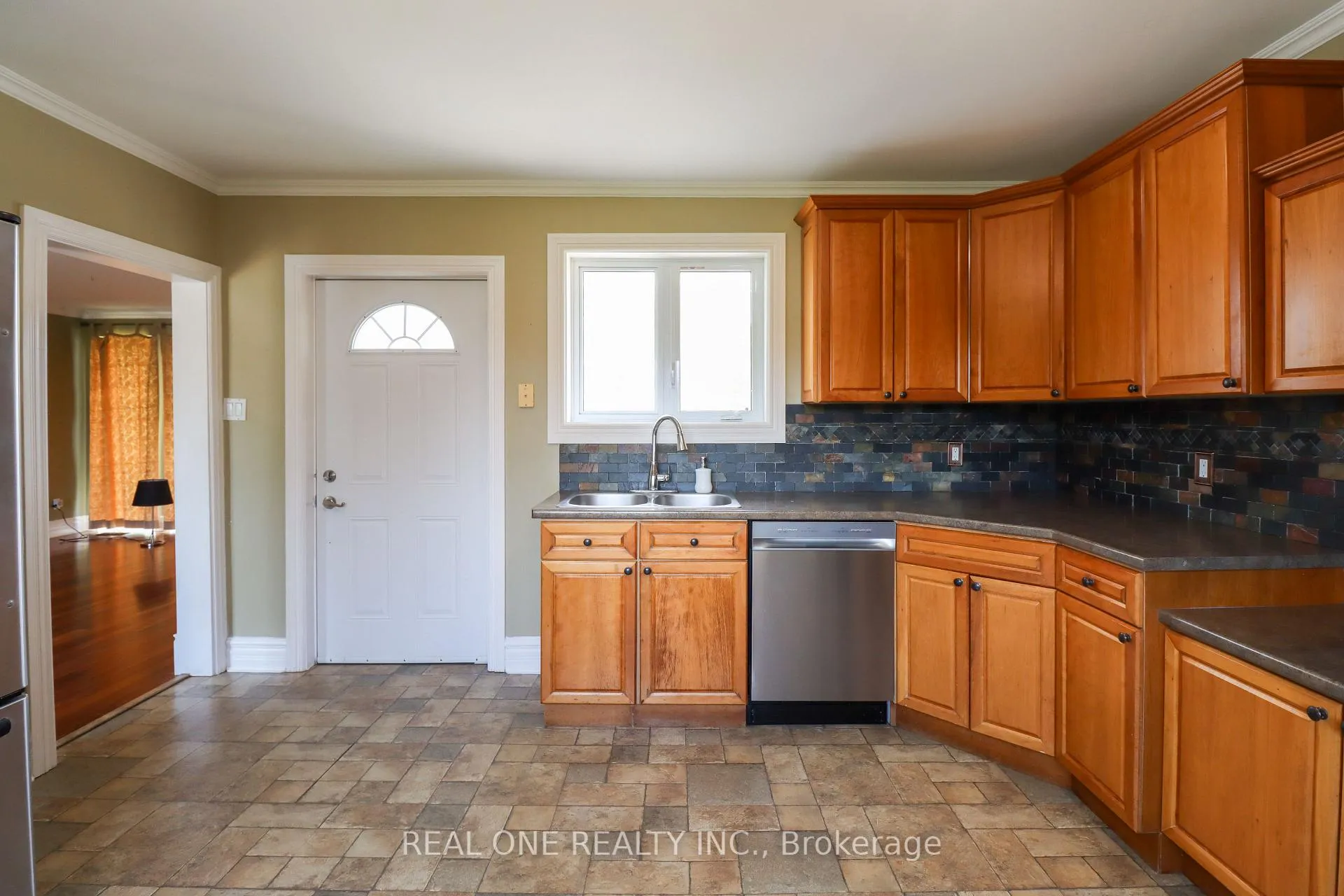 Photo 5 of 130 Mayfield Drive, Oakville, College Park — HOMEH