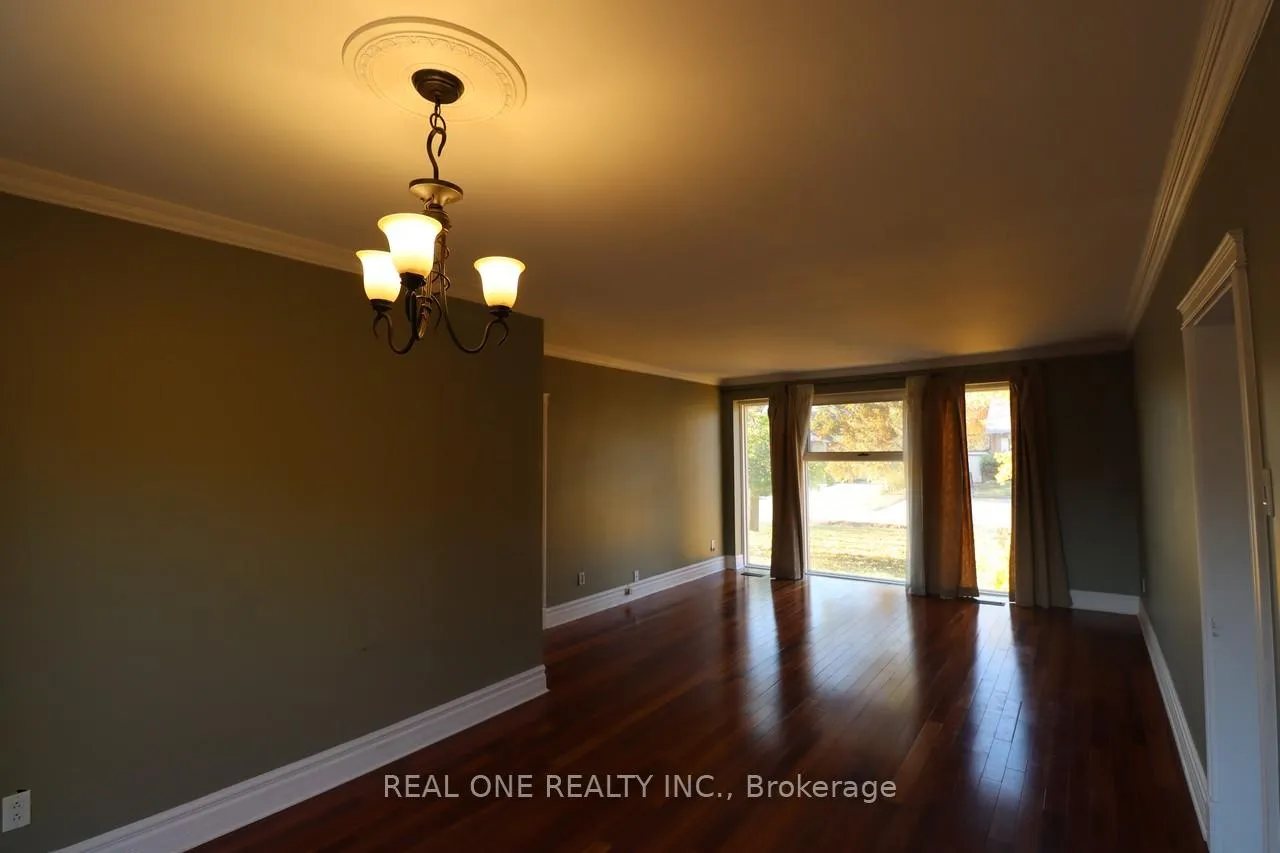 Photo 7 of 130 Mayfield Drive, Oakville, College Park — HOMEH