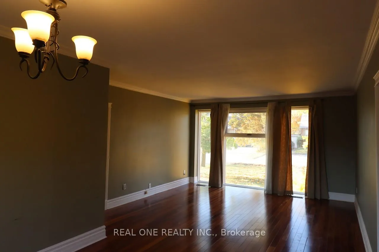 Photo 8 of 130 Mayfield Drive, Oakville, College Park — HOMEH