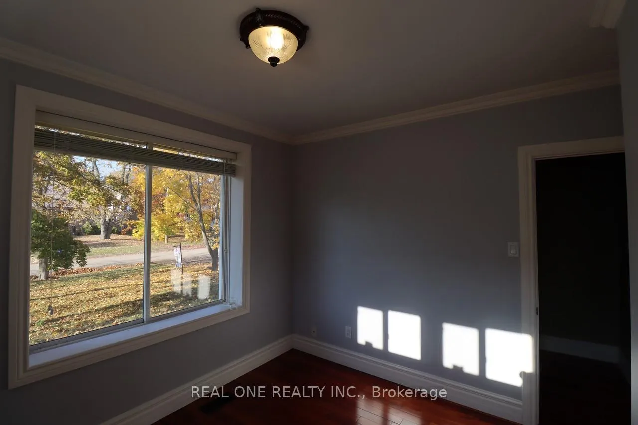 Photo 14 of 130 Mayfield Drive, Oakville, College Park — HOMEH