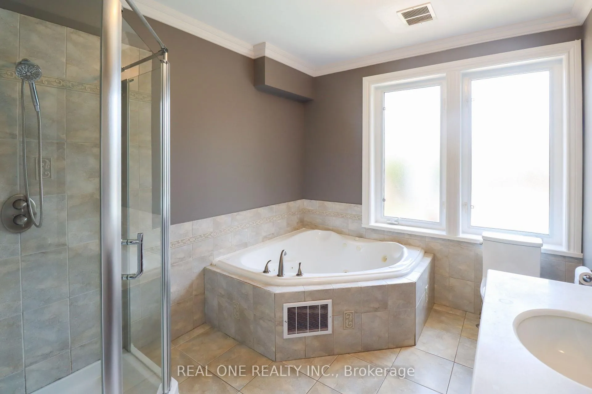 Photo 15 of 130 Mayfield Drive, Oakville, College Park — HOMEH