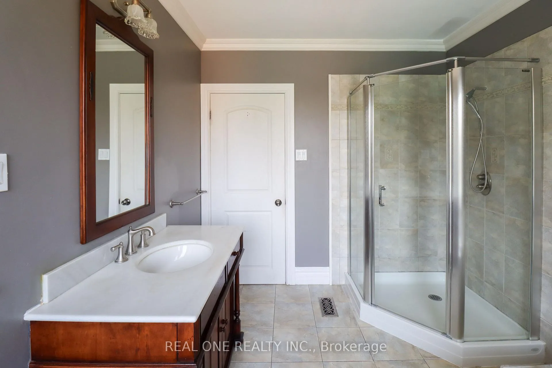 Photo 16 of 130 Mayfield Drive, Oakville, College Park — HOMEH