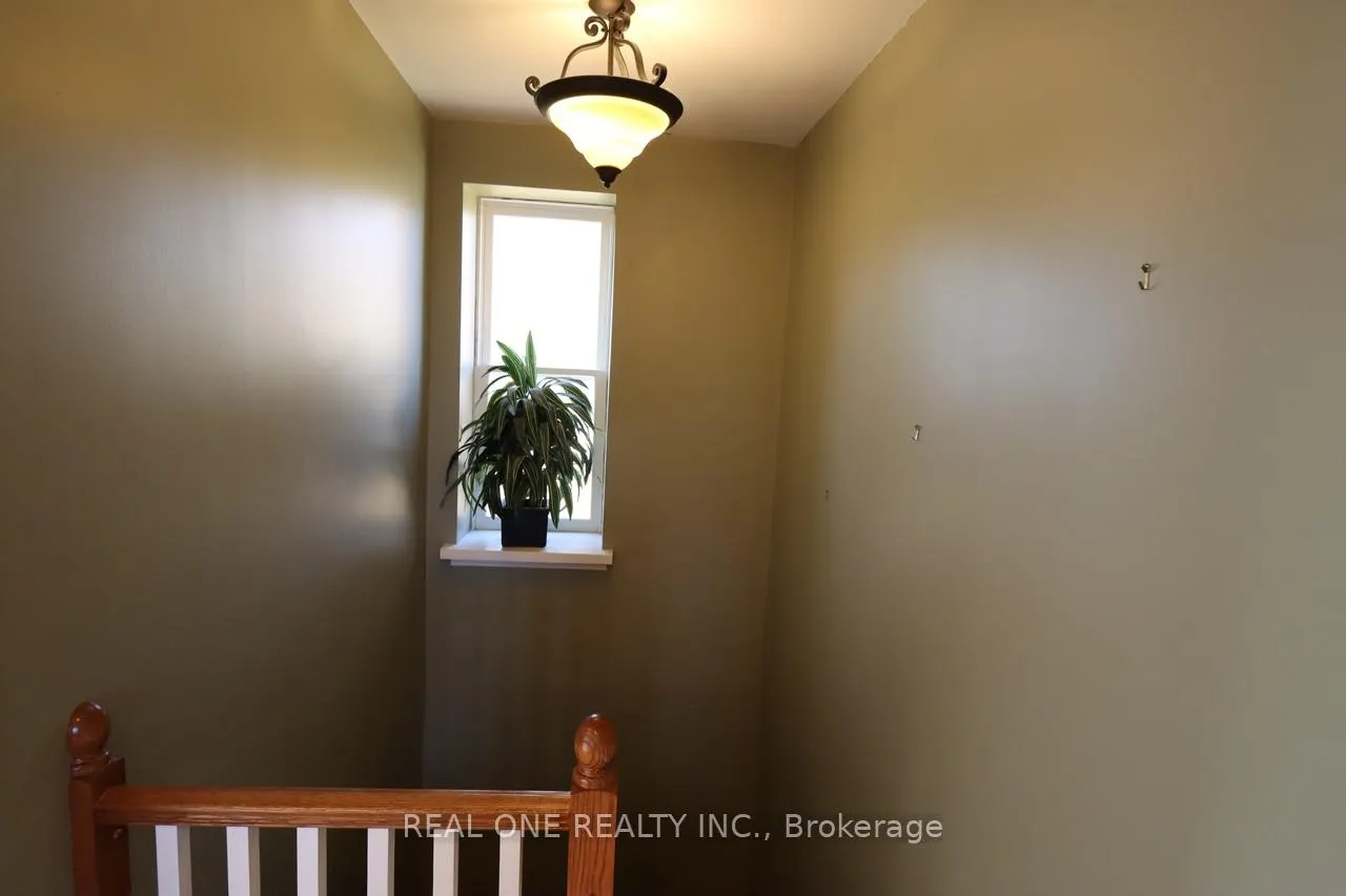 Photo 17 of 130 Mayfield Drive, Oakville, College Park — HOMEH
