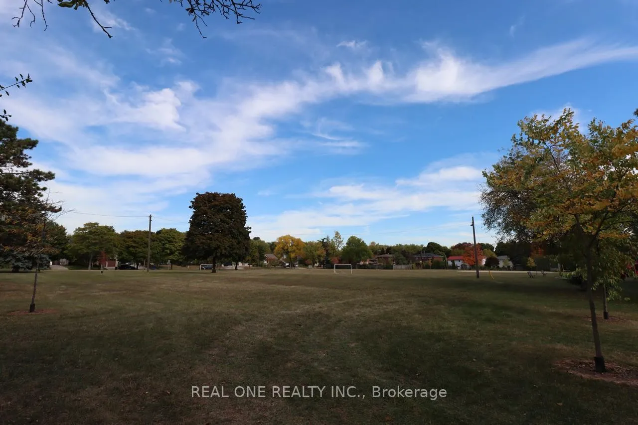 Photo 29 of 130 Mayfield Drive, Oakville, College Park — HOMEH