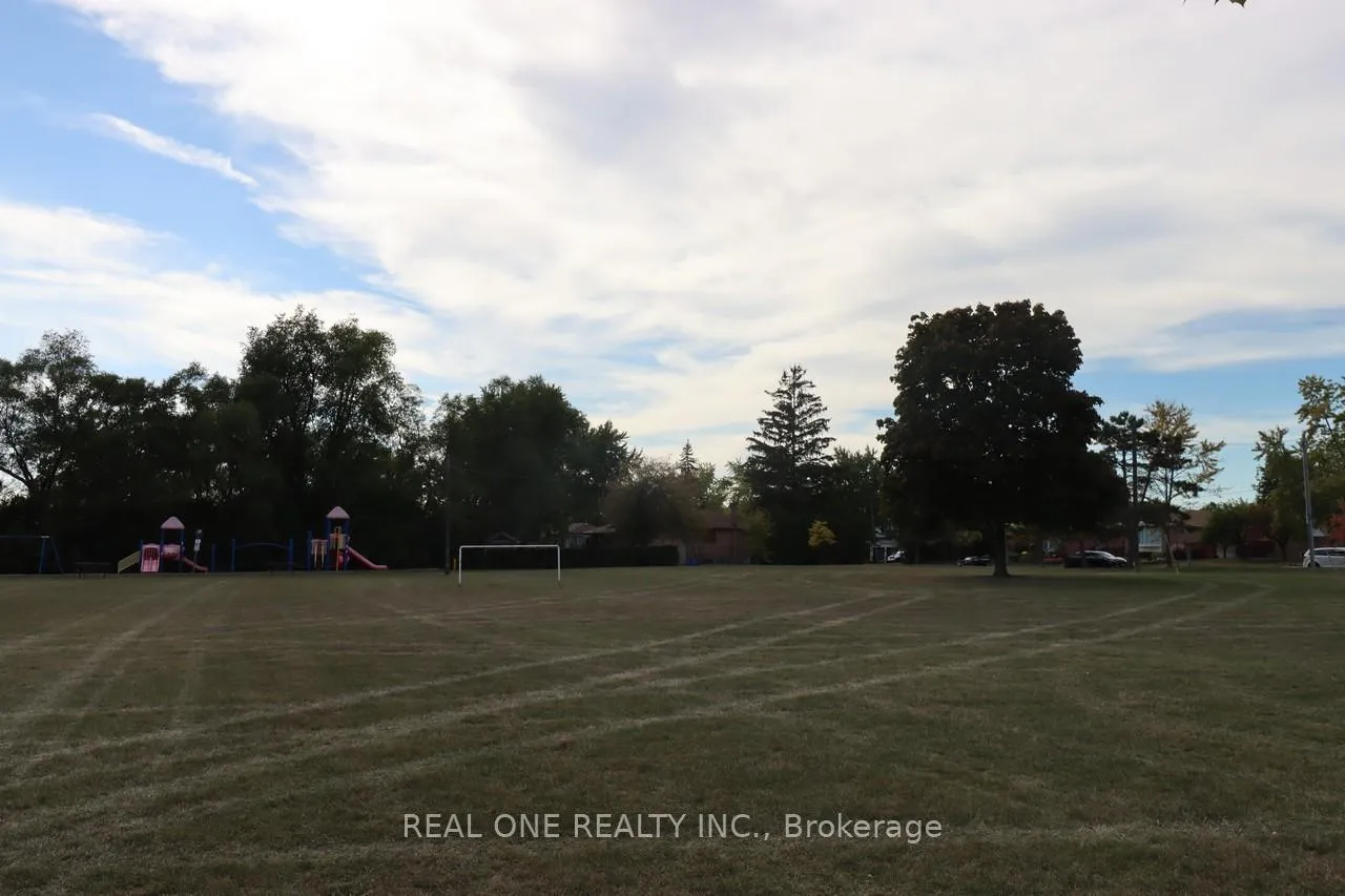 Photo 32 of 130 Mayfield Drive, Oakville, College Park — HOMEH