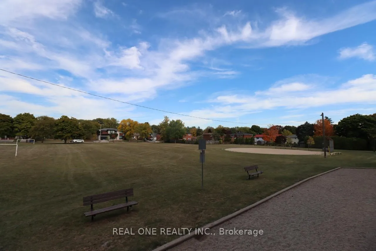 Photo 33 of 130 Mayfield Drive, Oakville, College Park — HOMEH