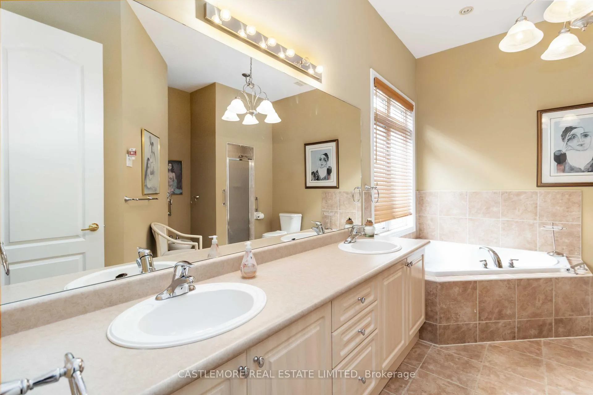 Photo 14 of 39 Saint Hubert Drive, Brampton, Vales of Castlemore North — HOMEH