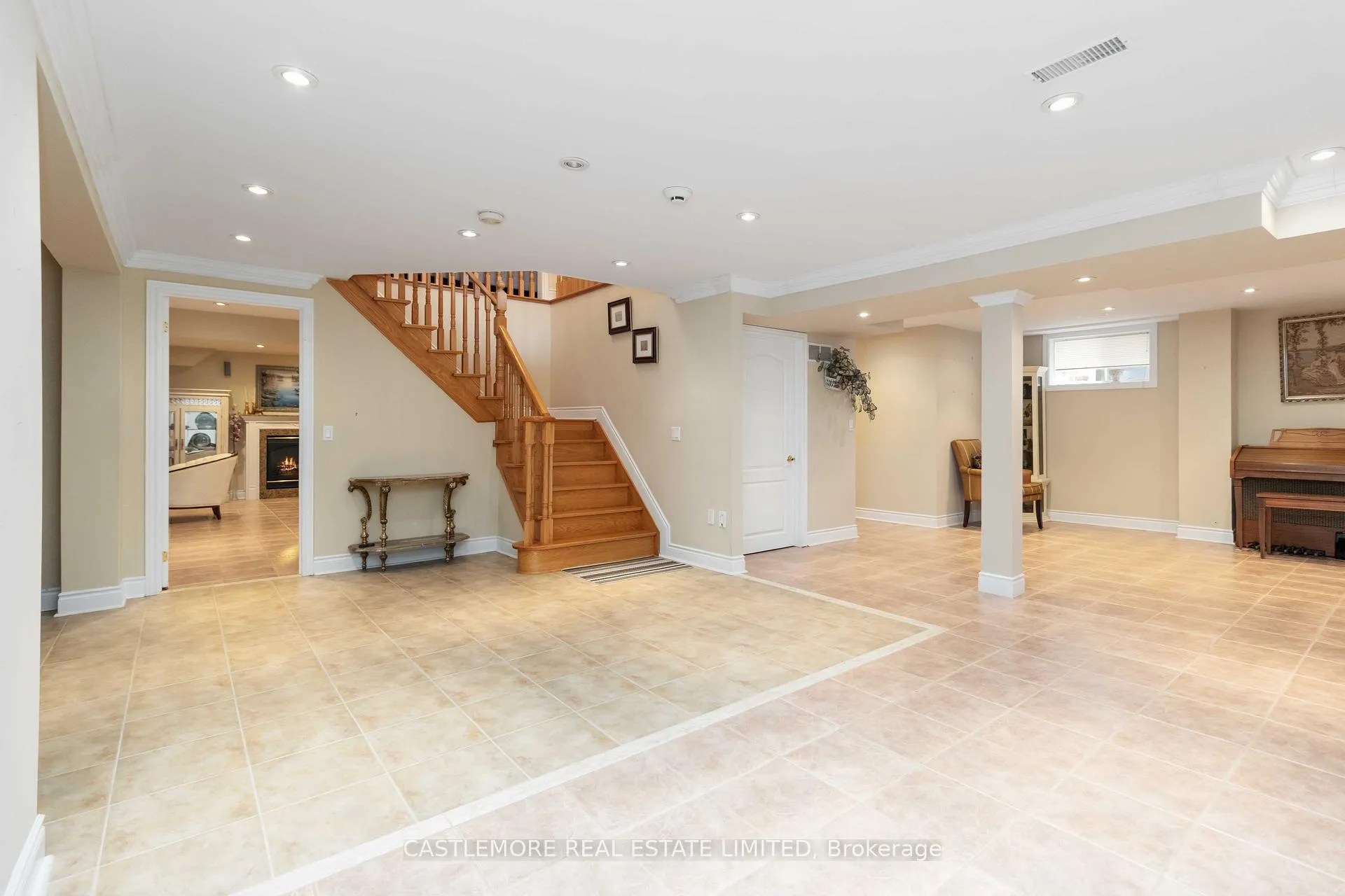 Photo 18 of 39 Saint Hubert Drive, Brampton, Vales of Castlemore North — HOMEH
