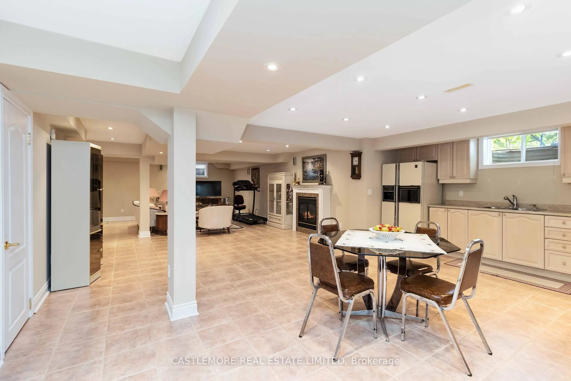 Photo 23 of 39 Saint Hubert Drive, Brampton, Vales of Castlemore North — HOMEH