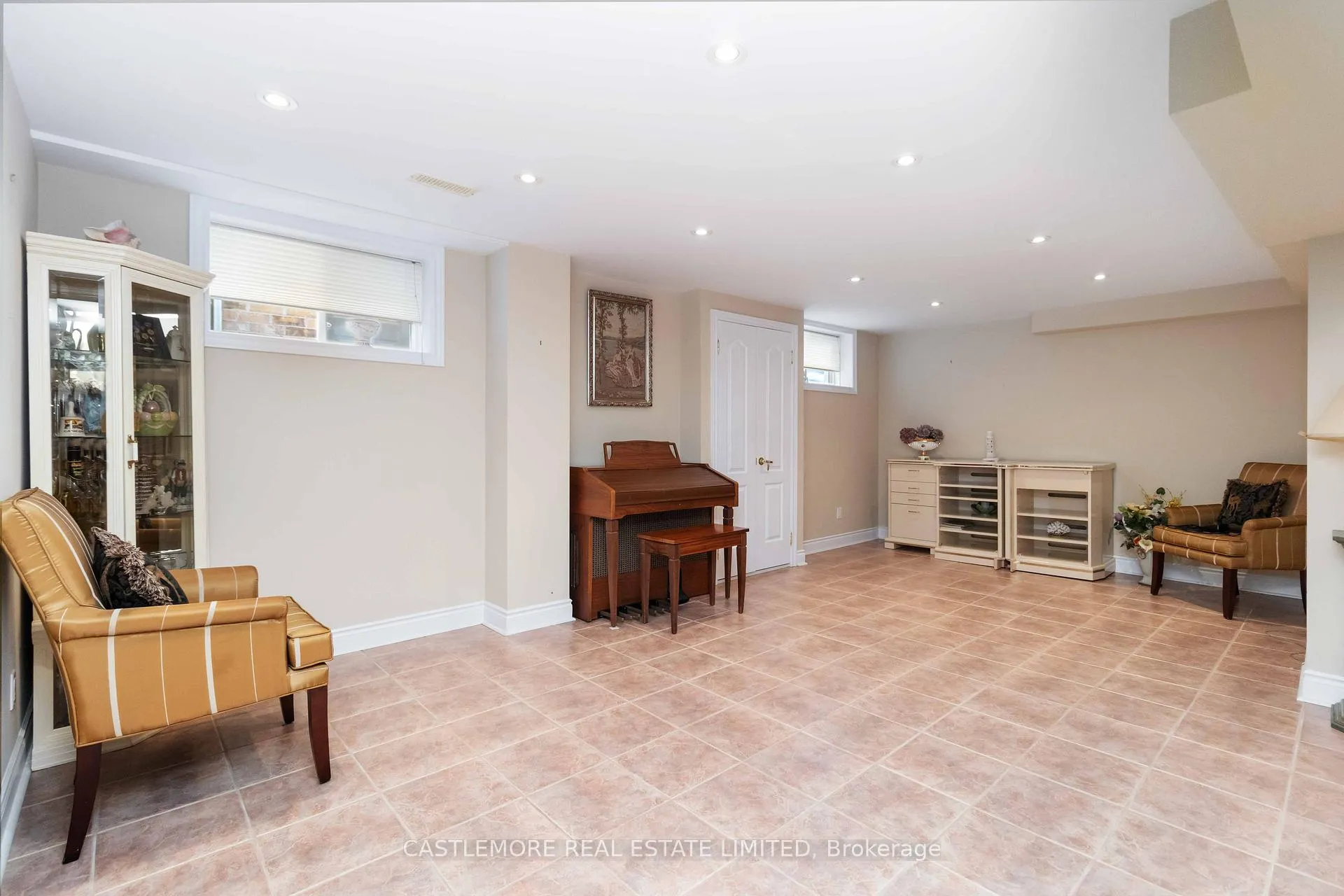 Photo 24 of 39 Saint Hubert Drive, Brampton, Vales of Castlemore North — HOMEH