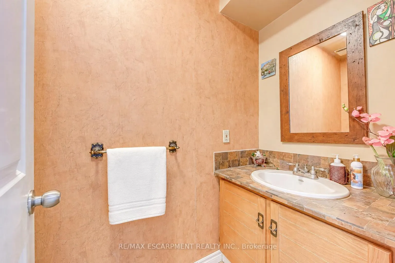 Photo 21 of 43 Niska Drive, Hamilton, Waterdown — HOMEH
