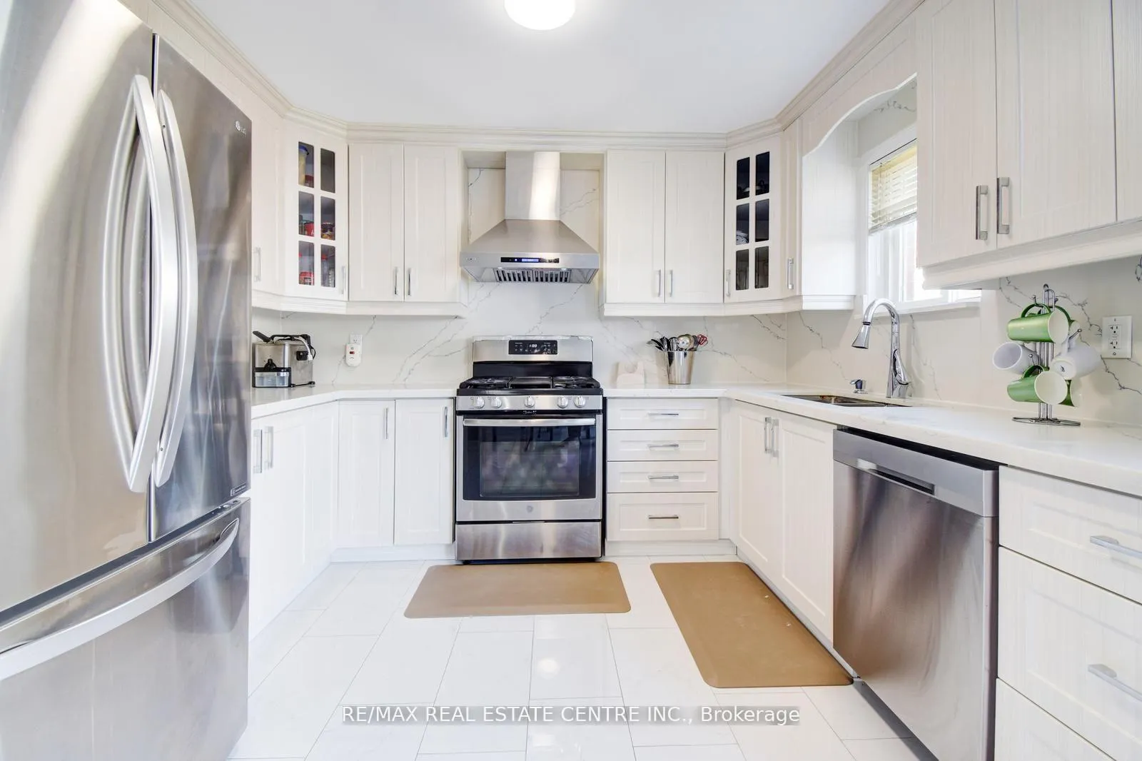 Photo 14 of 103 Botavia Downs Drive, Brampton, Fletcher's Meadow — HOMEH