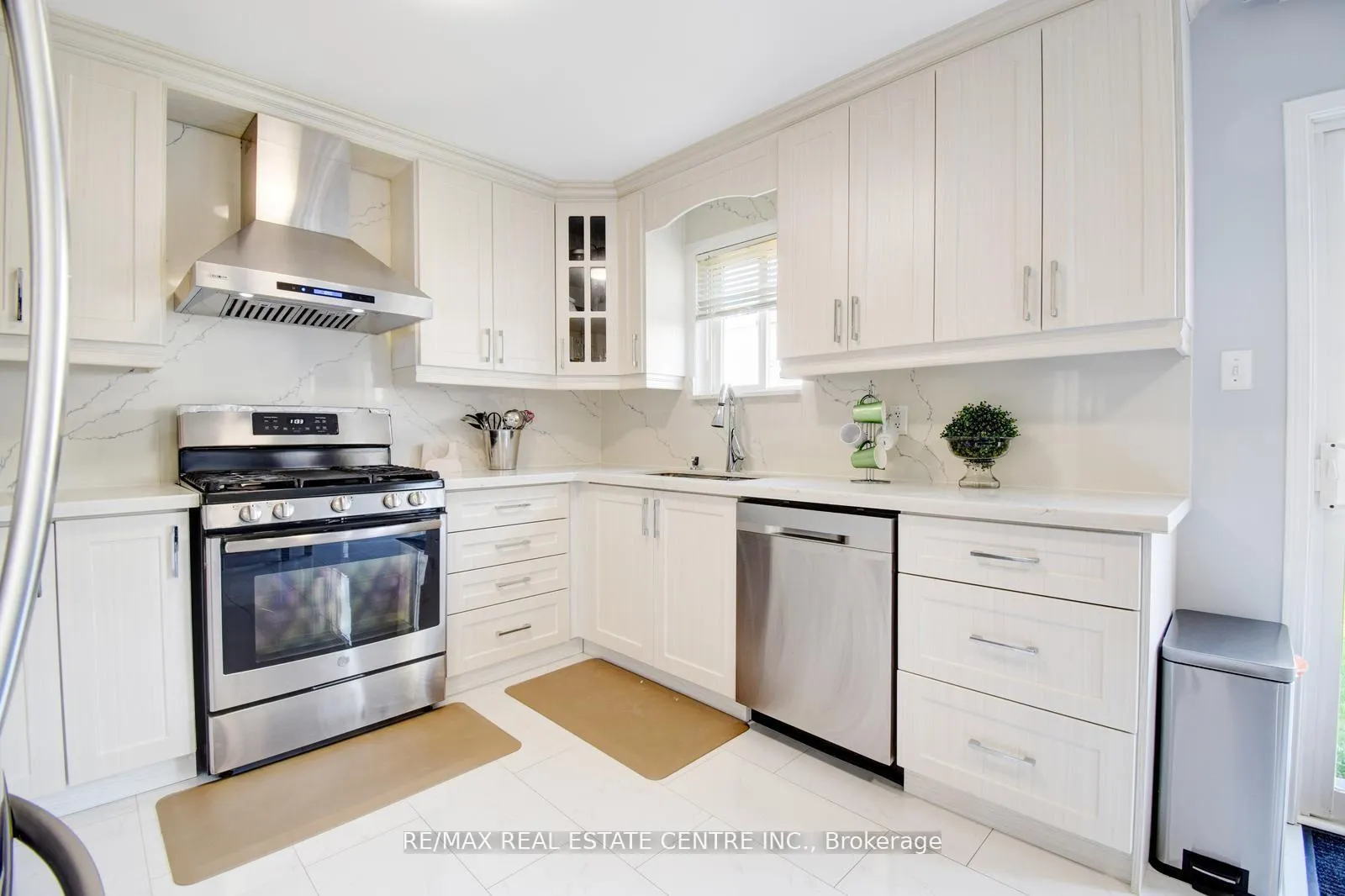 Photo 15 of 103 Botavia Downs Drive, Brampton, Fletcher's Meadow — HOMEH