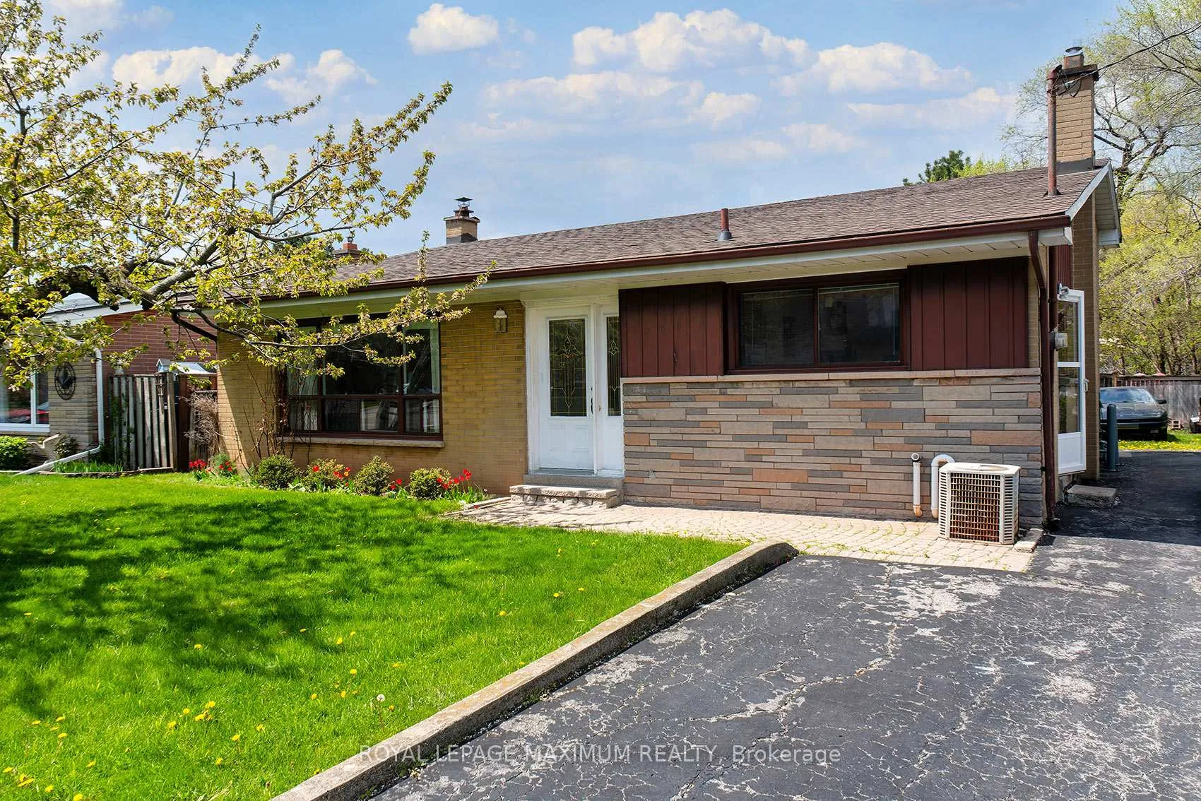 Front of 565 Pinegrove Road