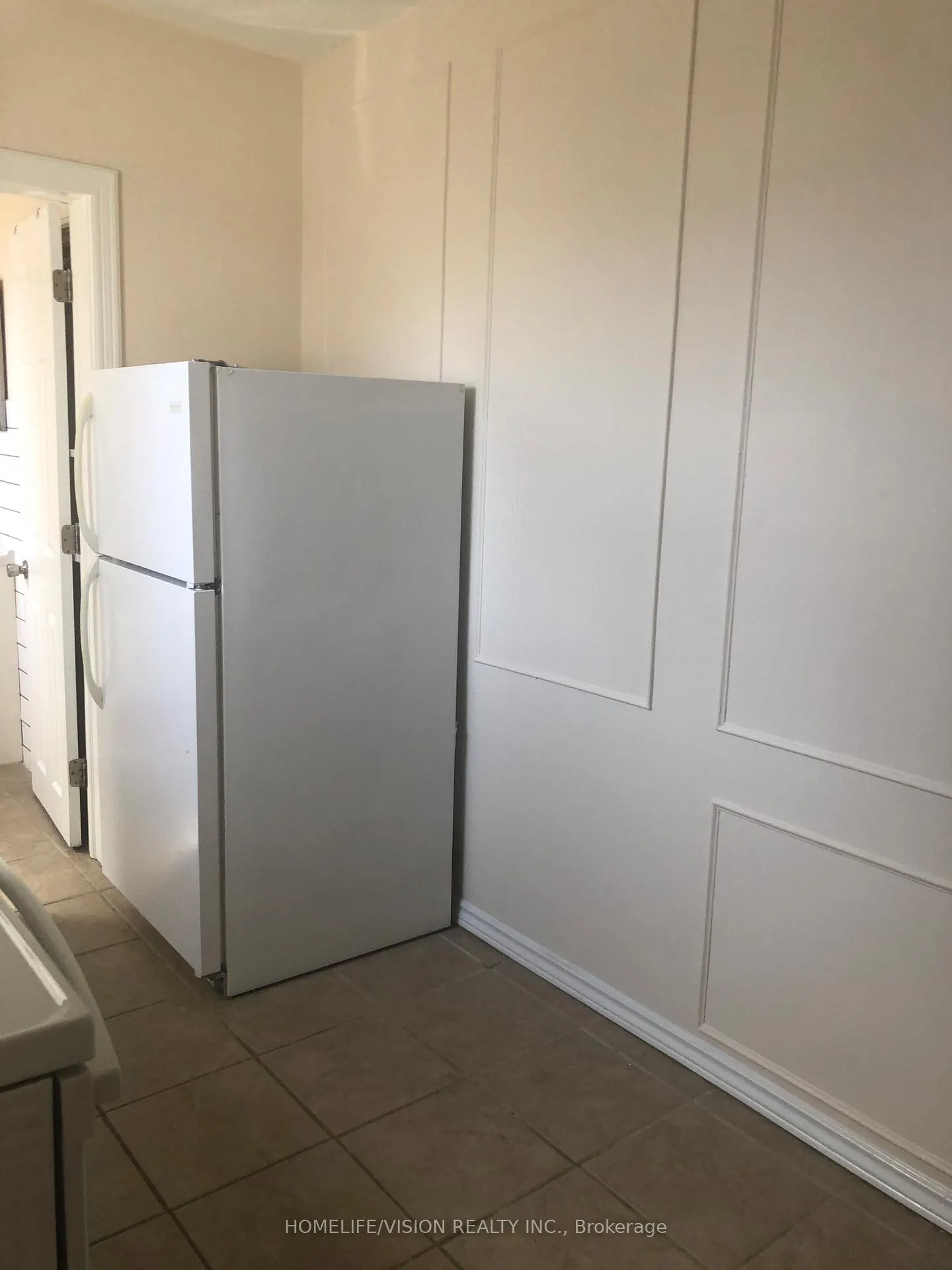 Photo 3 of Unit 2, 421 Sutherland Drive, Toronto, Leaside — HOMEH