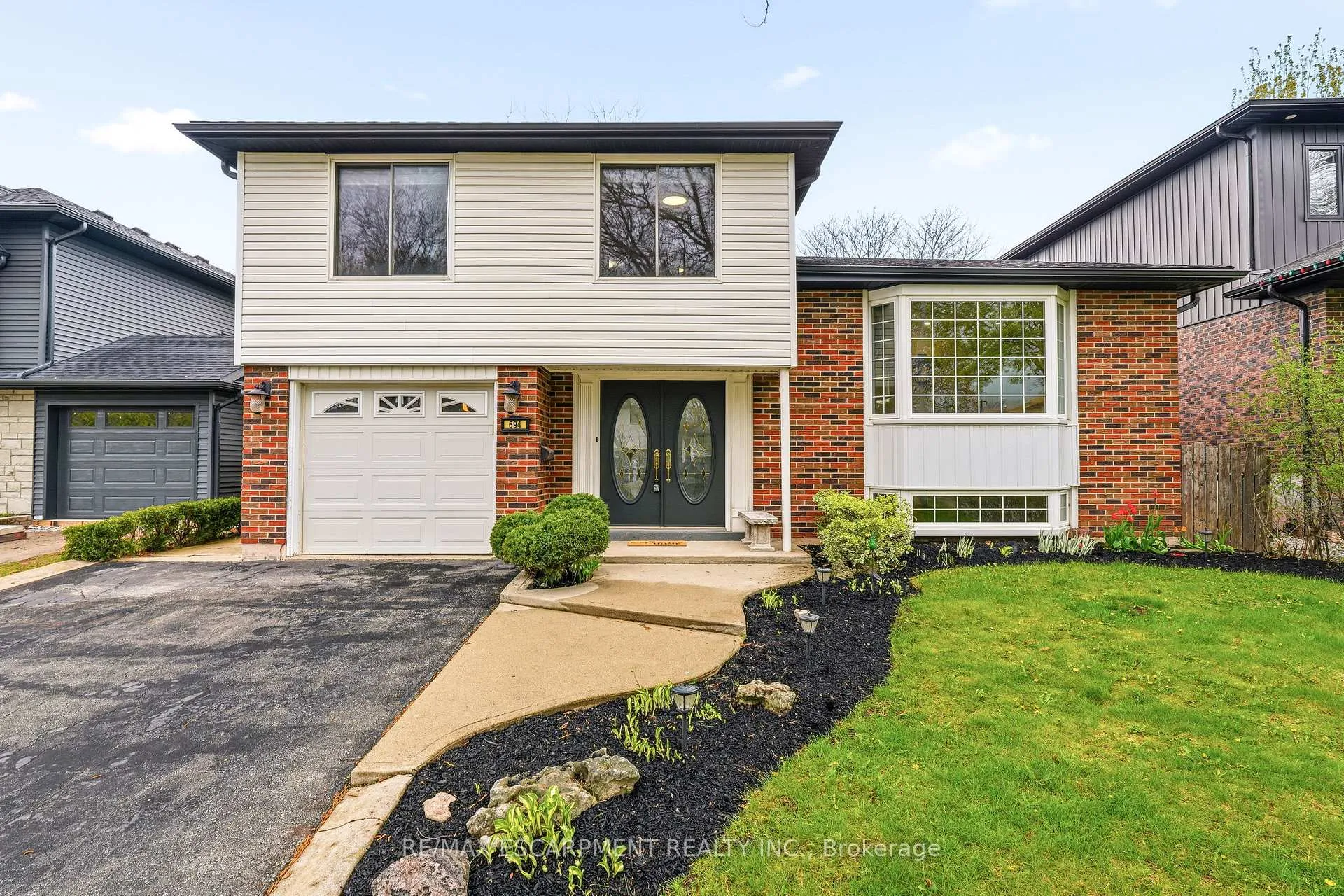 Photo 2 of 694 Mullin Way, Burlington, Appleby — HOMEH