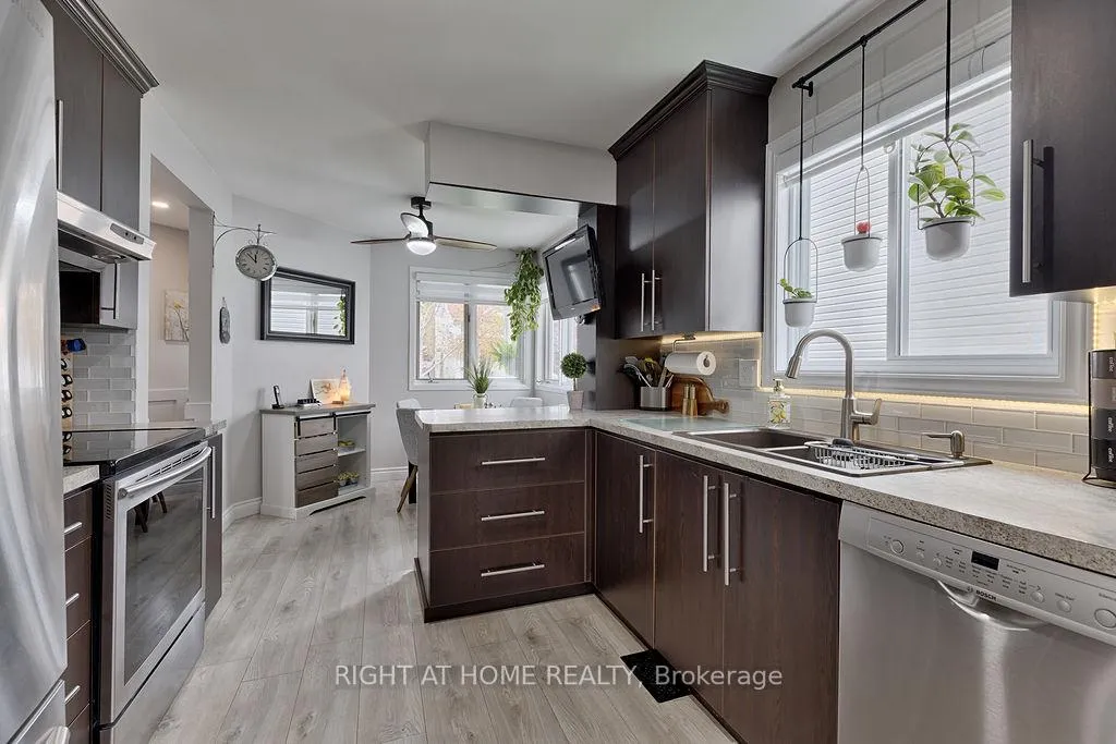 Photo 4 of 29 Peacock Crescent, Ottawa, Barrhaven - Cedargrove/Fraserdale — HOMEH