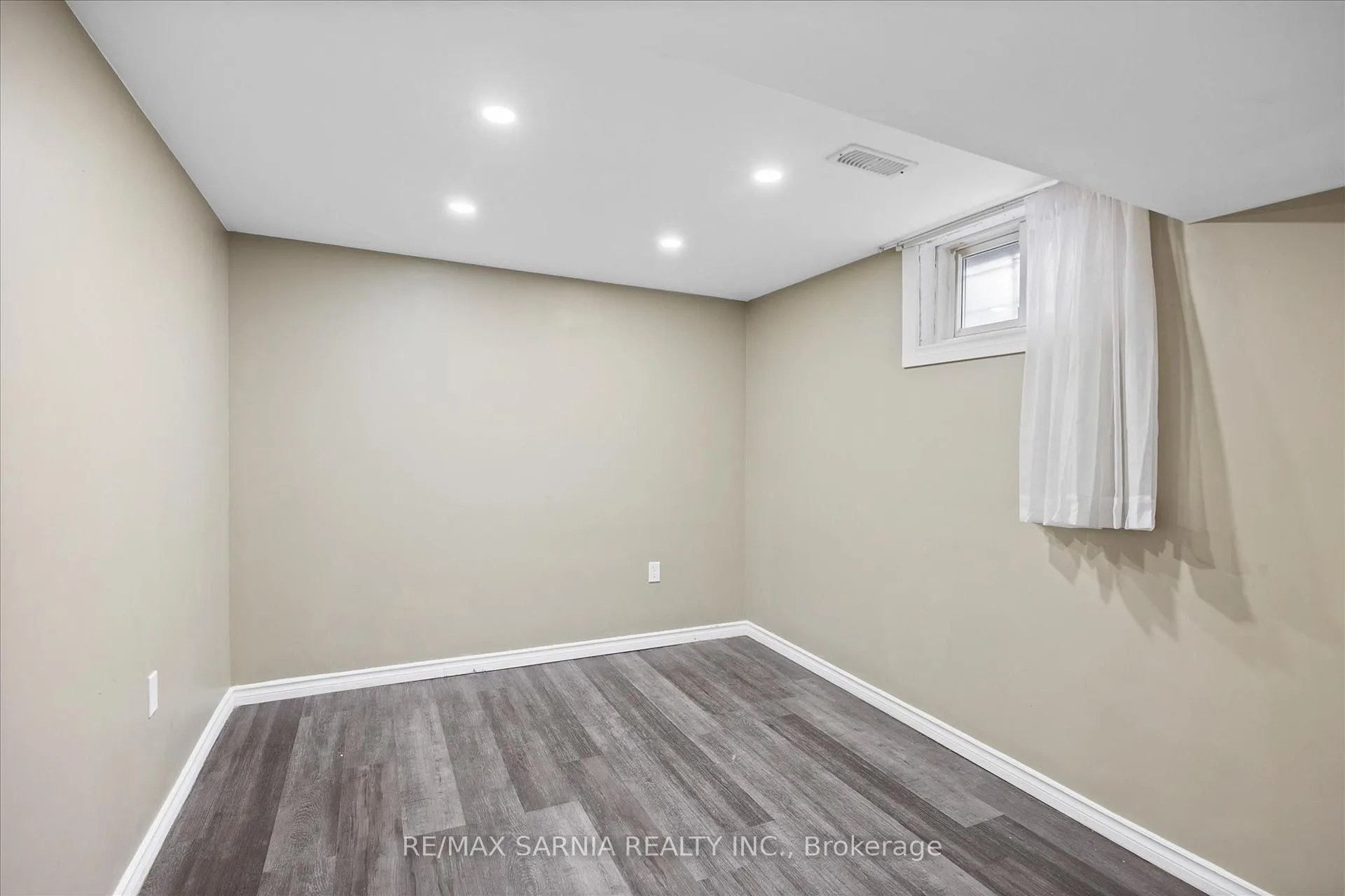 Photo 11 of 1515 Tourangeau Road, Windsor — HOMEH