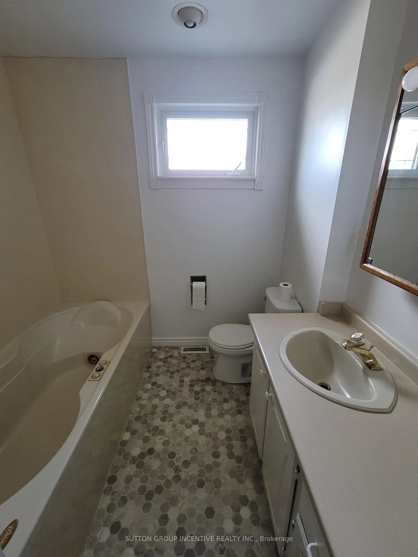 Photo 12 of 50 Farmingdale Crescent, Barrie, Cundles East — HOMEH