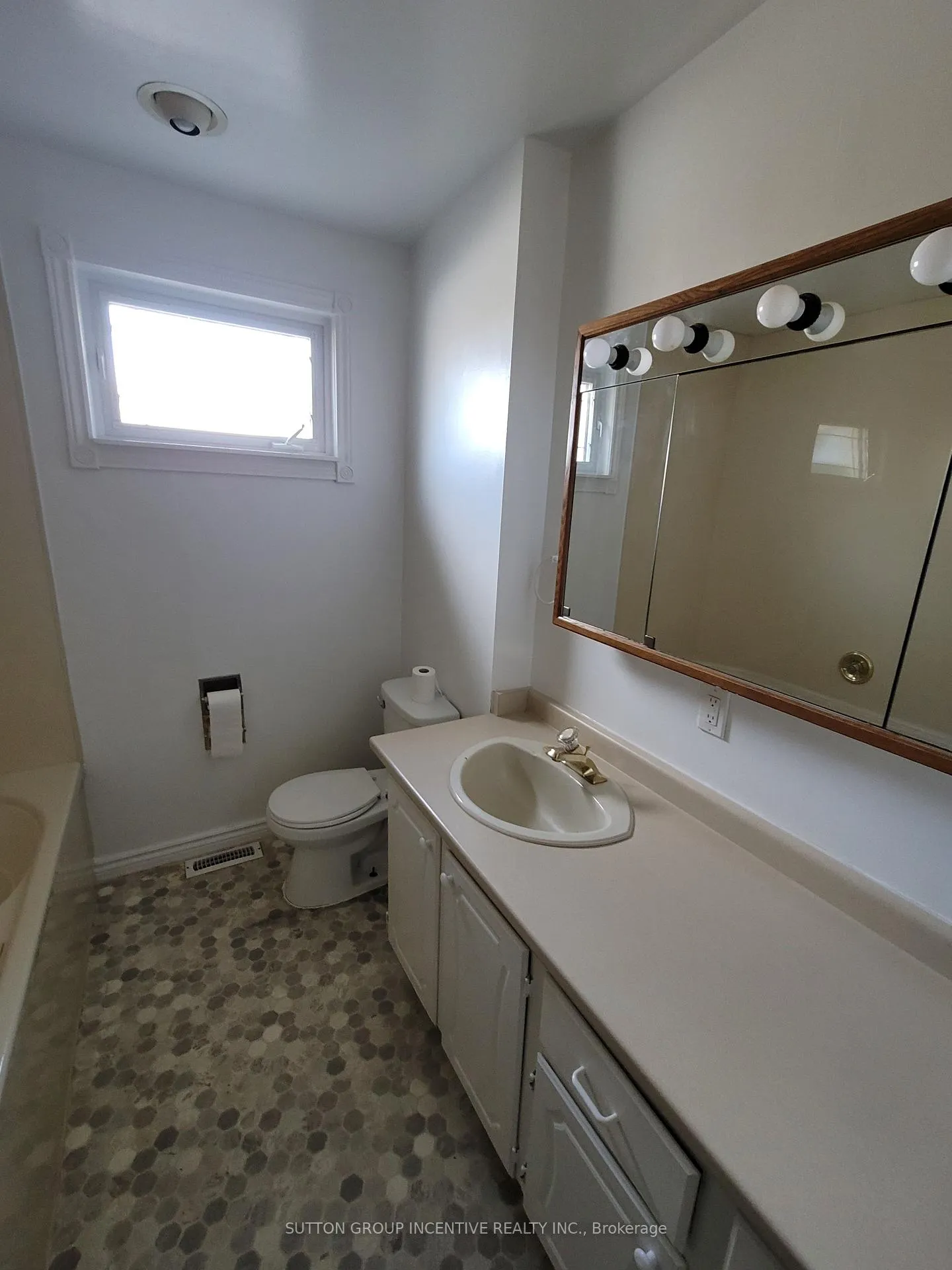 Photo 13 of 50 Farmingdale Crescent, Barrie, Cundles East — HOMEH