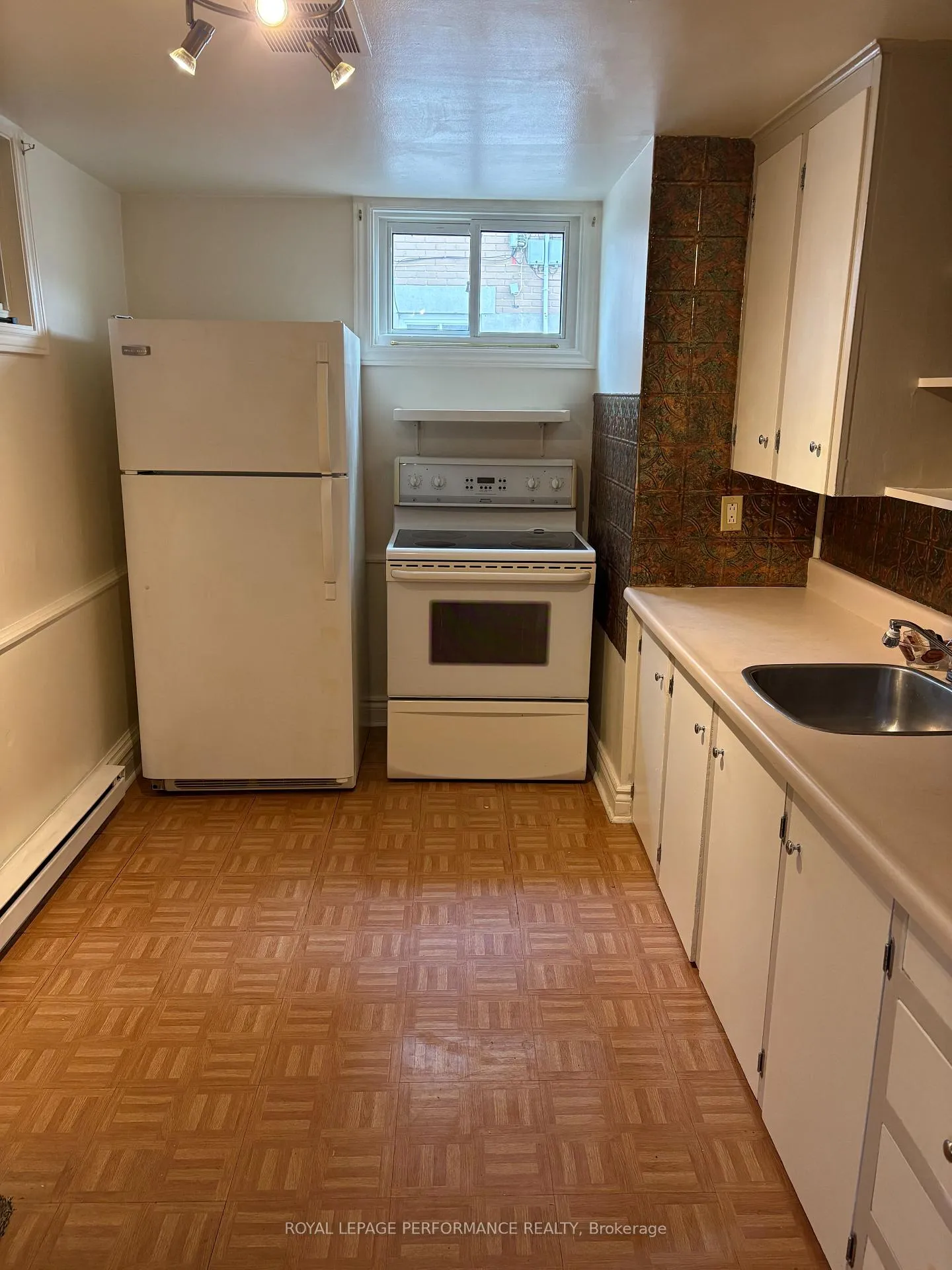 Photo 2 of 391 Peach Tree Lane, Ottawa, Viscount Alexander Park — HOMEH