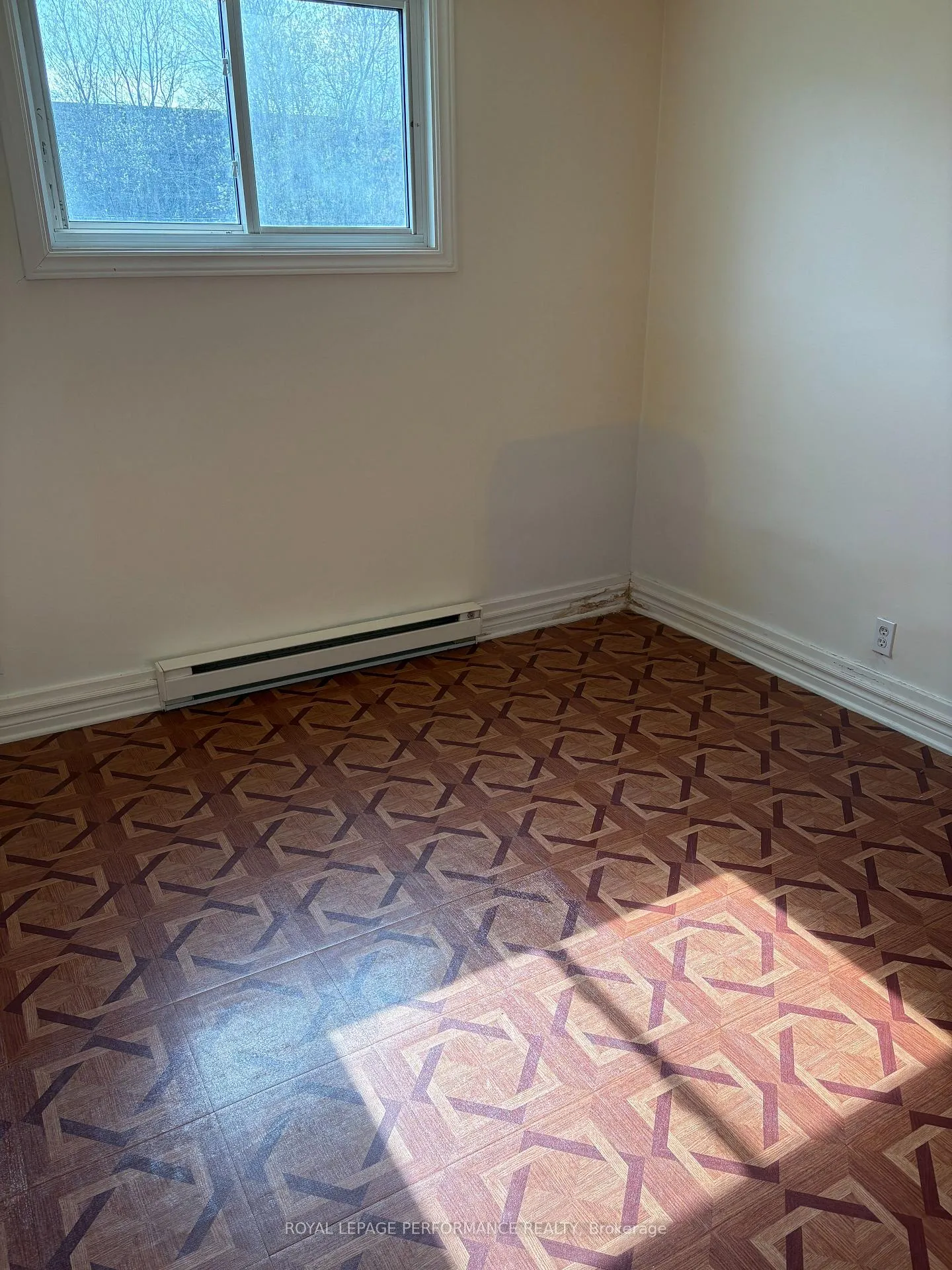 Photo 7 of 391 Peach Tree Lane, Ottawa, Viscount Alexander Park — HOMEH