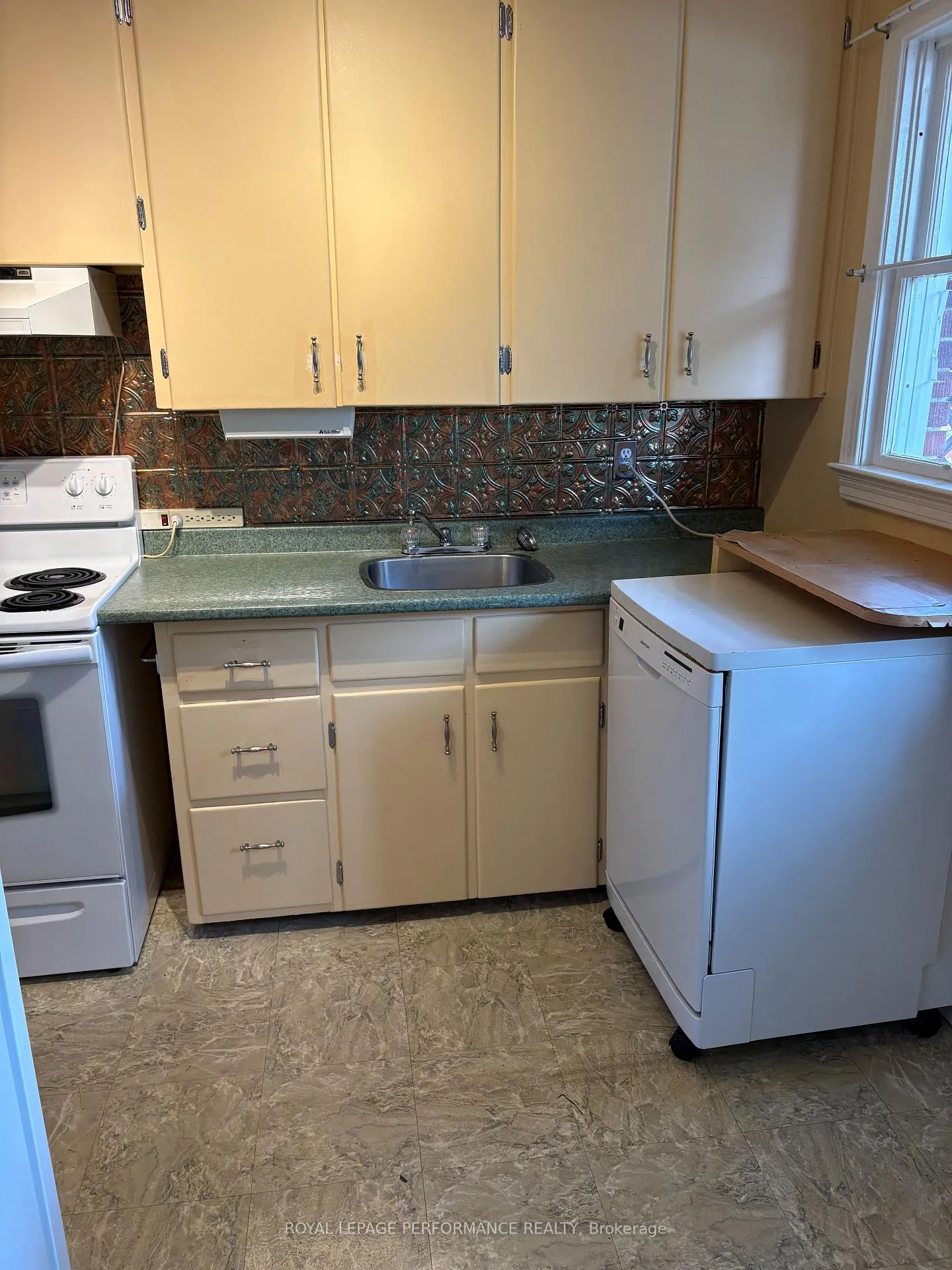 Photo 11 of 391 Peach Tree Lane, Ottawa, Viscount Alexander Park — HOMEH