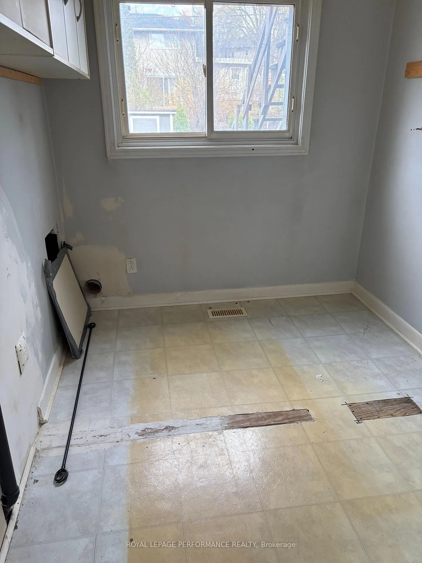 Photo 15 of 391 Peach Tree Lane, Ottawa, Viscount Alexander Park — HOMEH