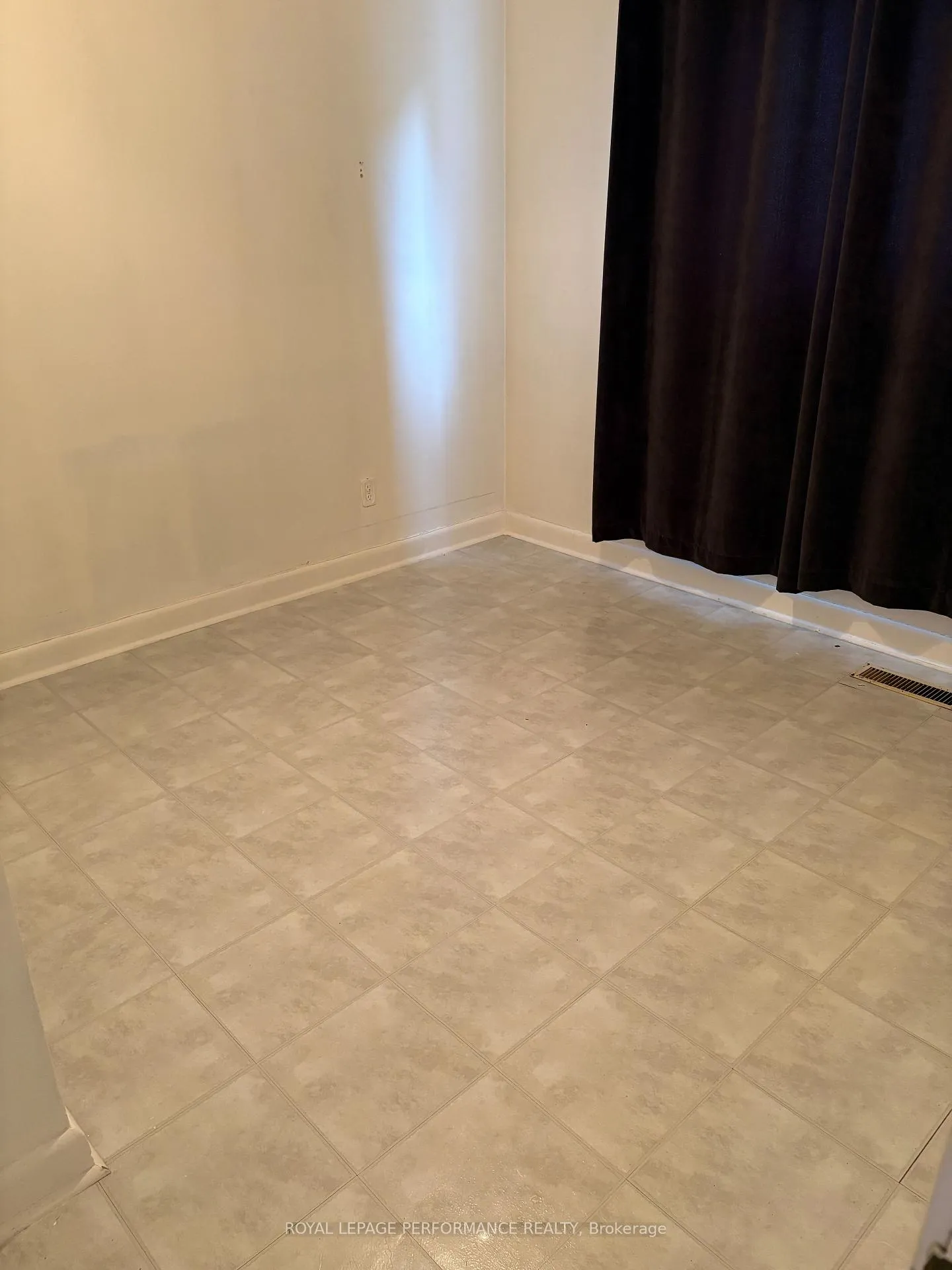 Photo 17 of 391 Peach Tree Lane, Ottawa, Viscount Alexander Park — HOMEH