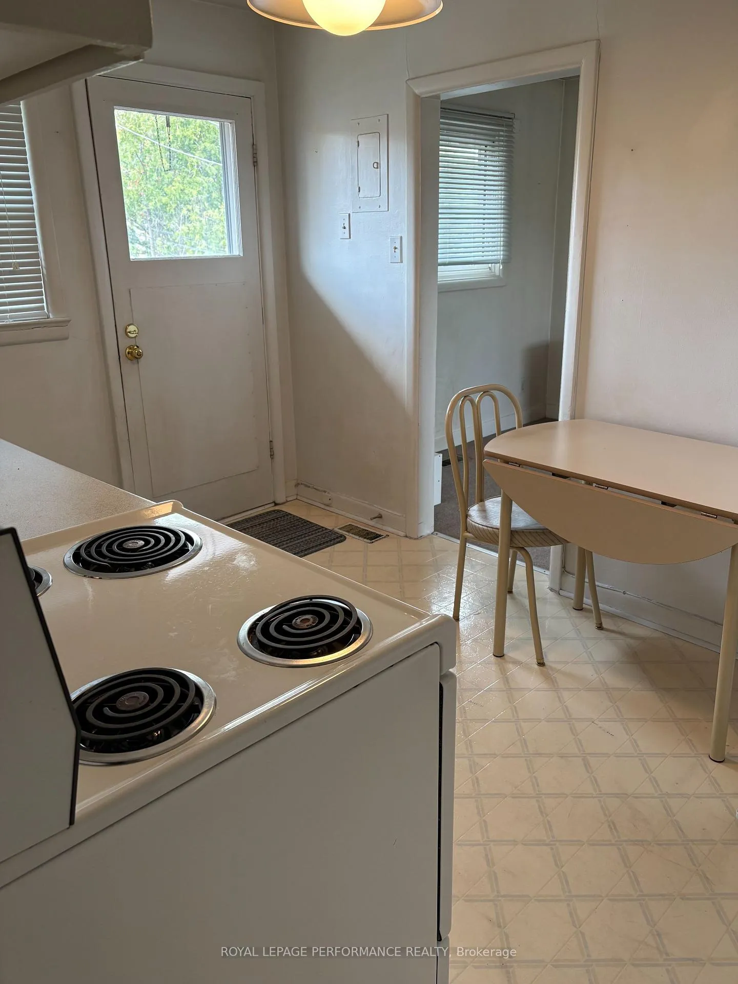Photo 19 of 391 Peach Tree Lane, Ottawa, Viscount Alexander Park — HOMEH