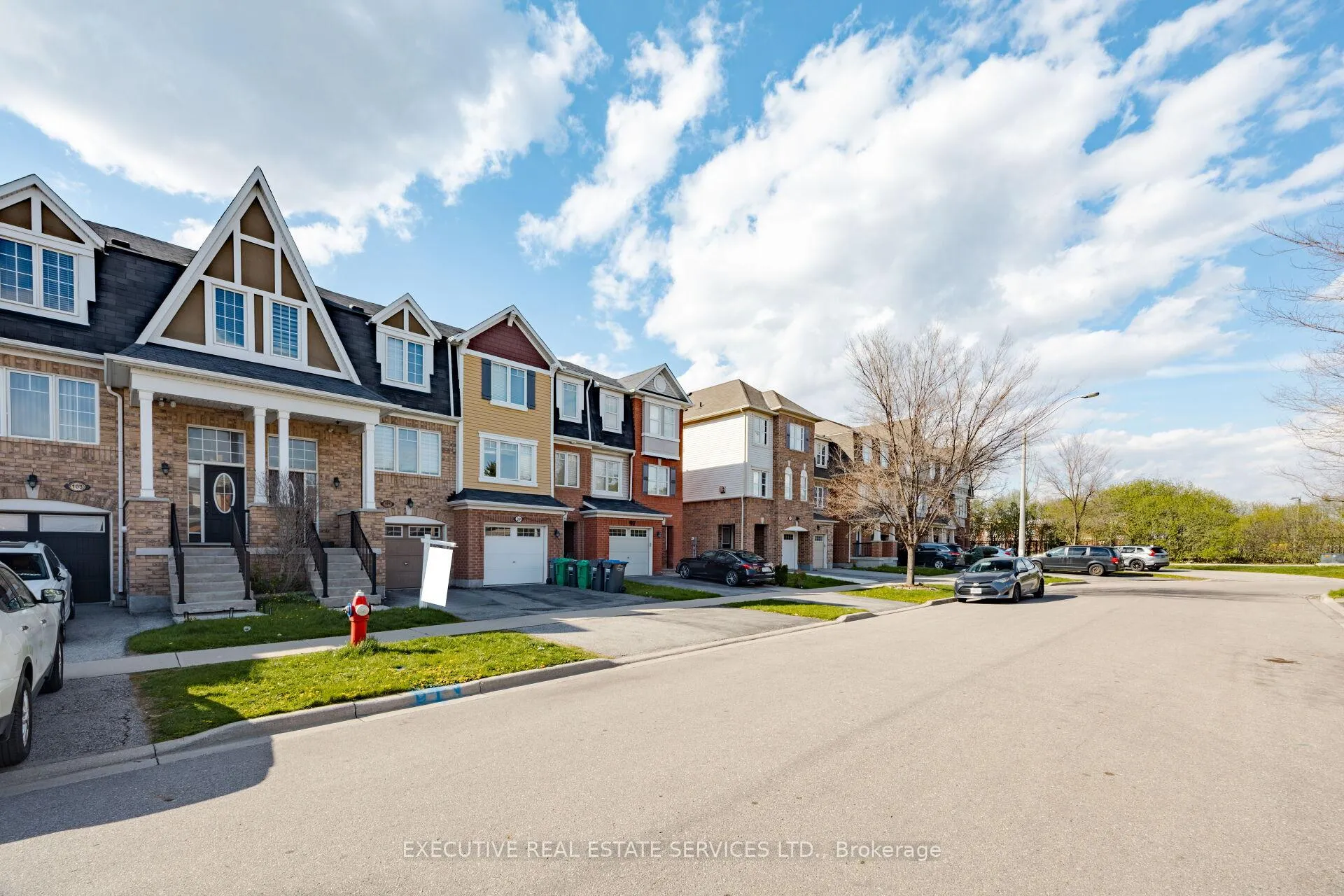 Photo 4 of 101 Mccleave Crescent, Brampton, Fletcher's West — HOMEH