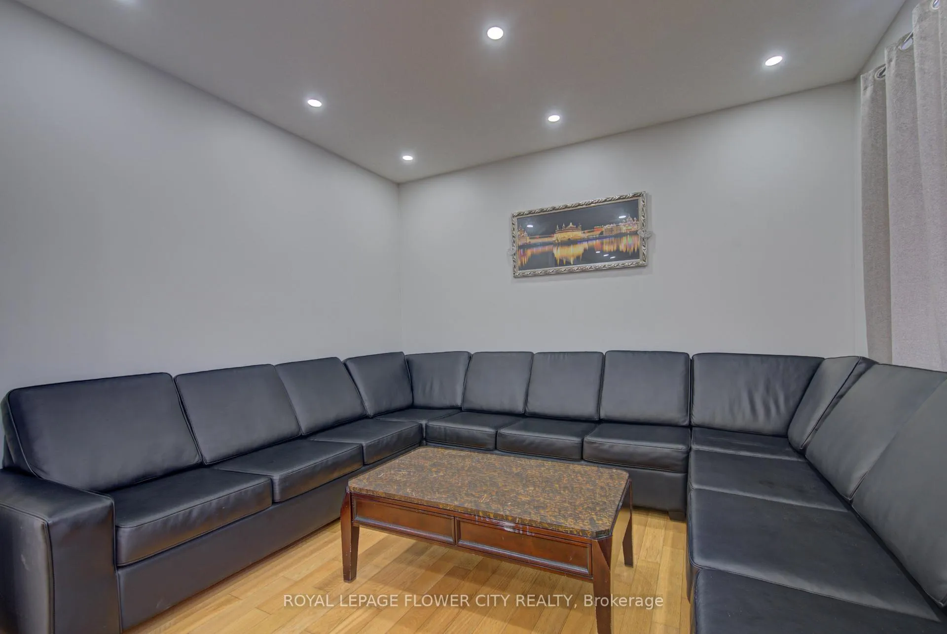 Photo 23 of 20 Munro Circle, Brantford, Shellard Lane — HOMEH