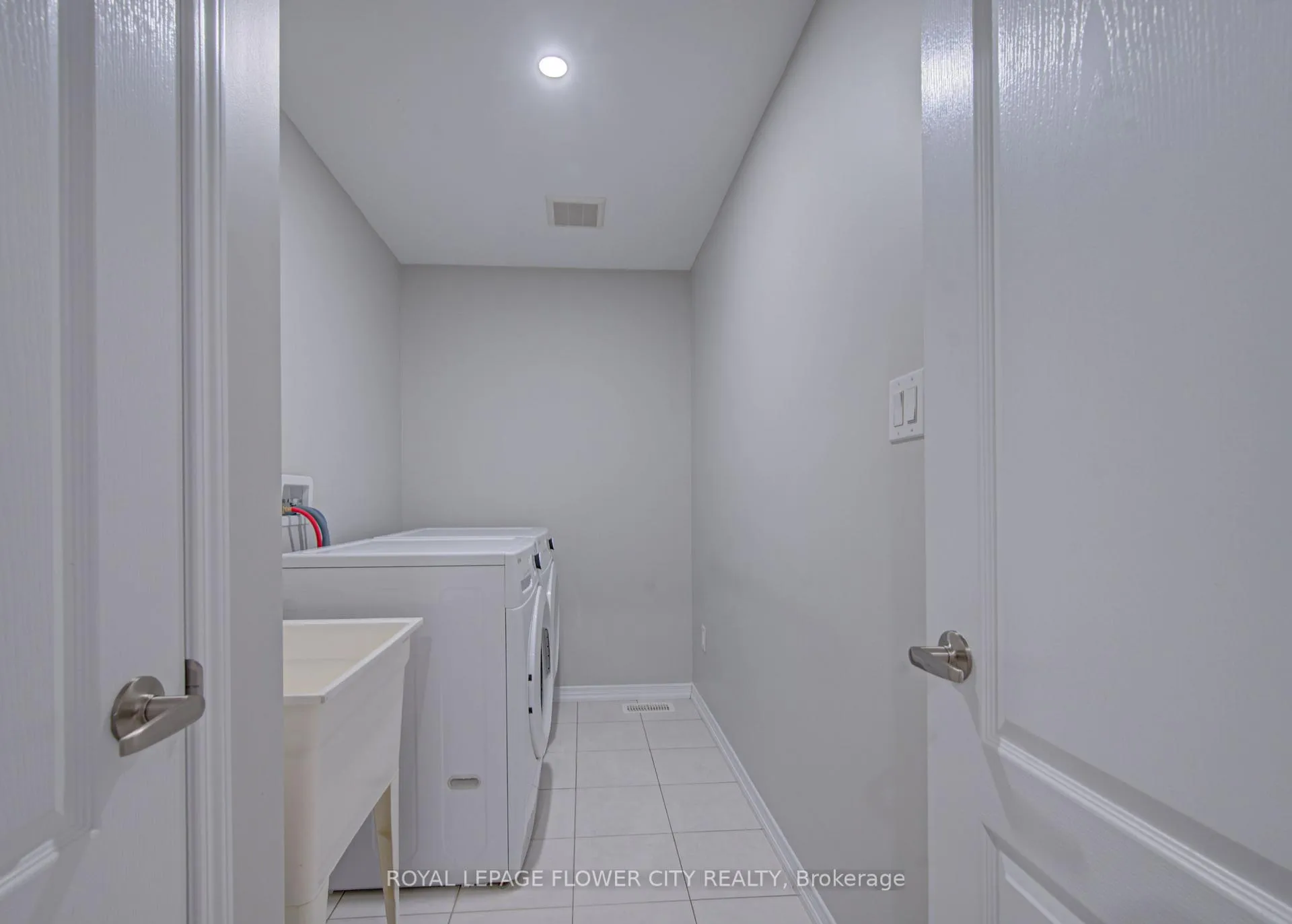 Photo 32 of 20 Munro Circle, Brantford, Shellard Lane — HOMEH
