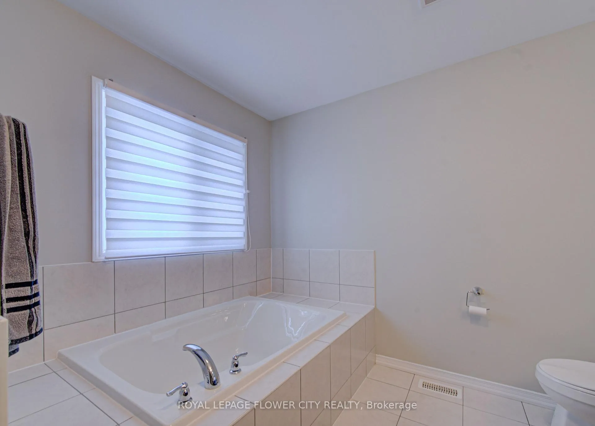 Photo 37 of 20 Munro Circle, Brantford, Shellard Lane — HOMEH