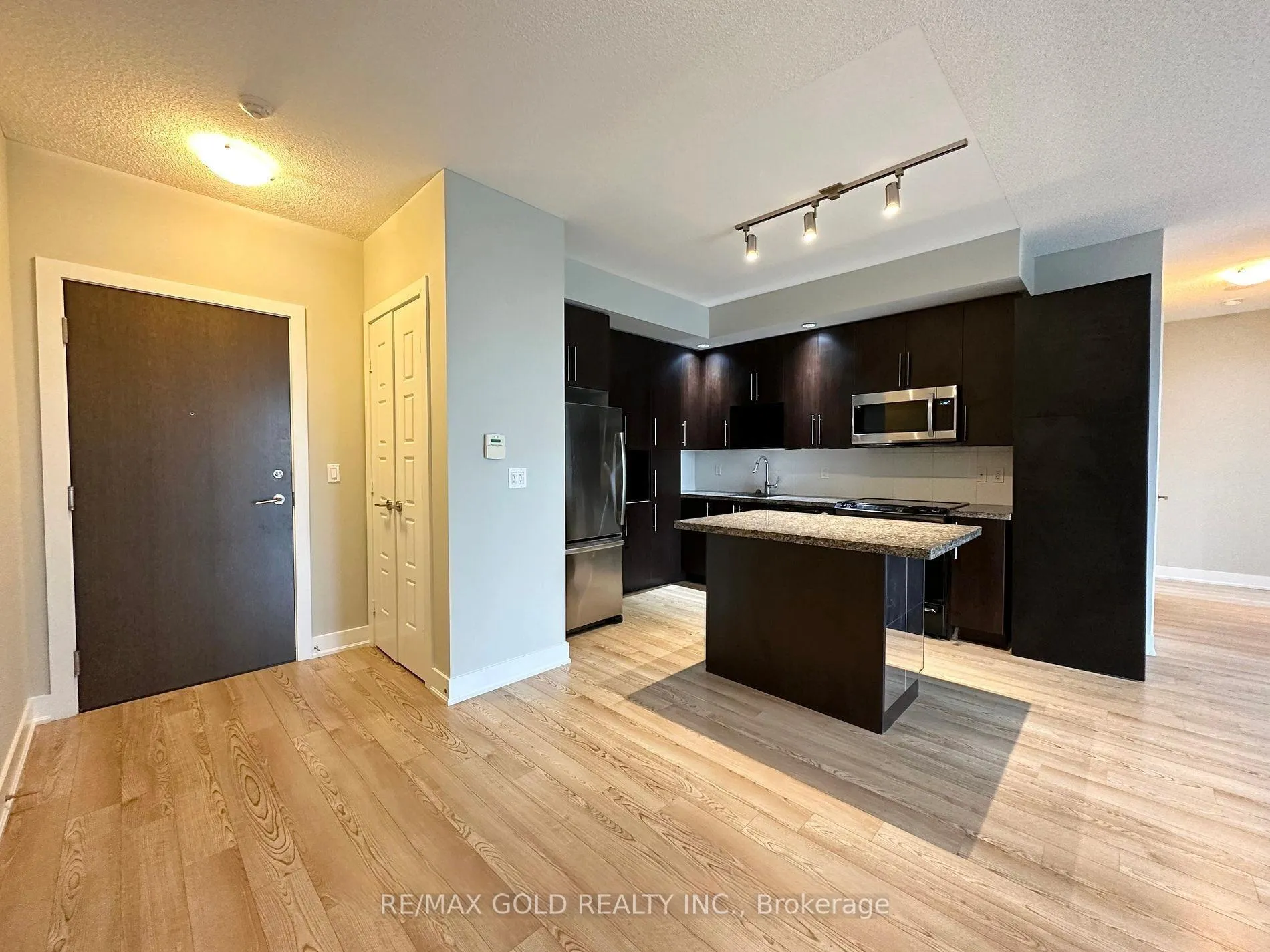 Photo 3 of Unit 904, 28 Linden Street, Toronto, North St. James Town — HOMEH