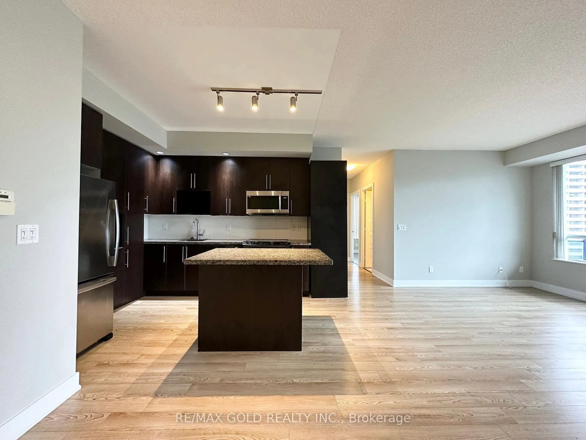 Photo 4 of Unit 904, 28 Linden Street, Toronto, North St. James Town — HOMEH