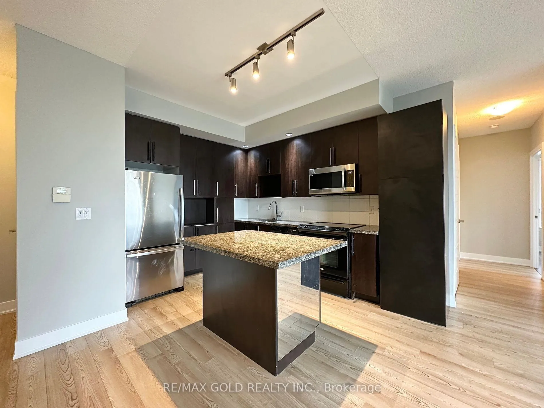 Photo 5 of Unit 904, 28 Linden Street, Toronto, North St. James Town — HOMEH