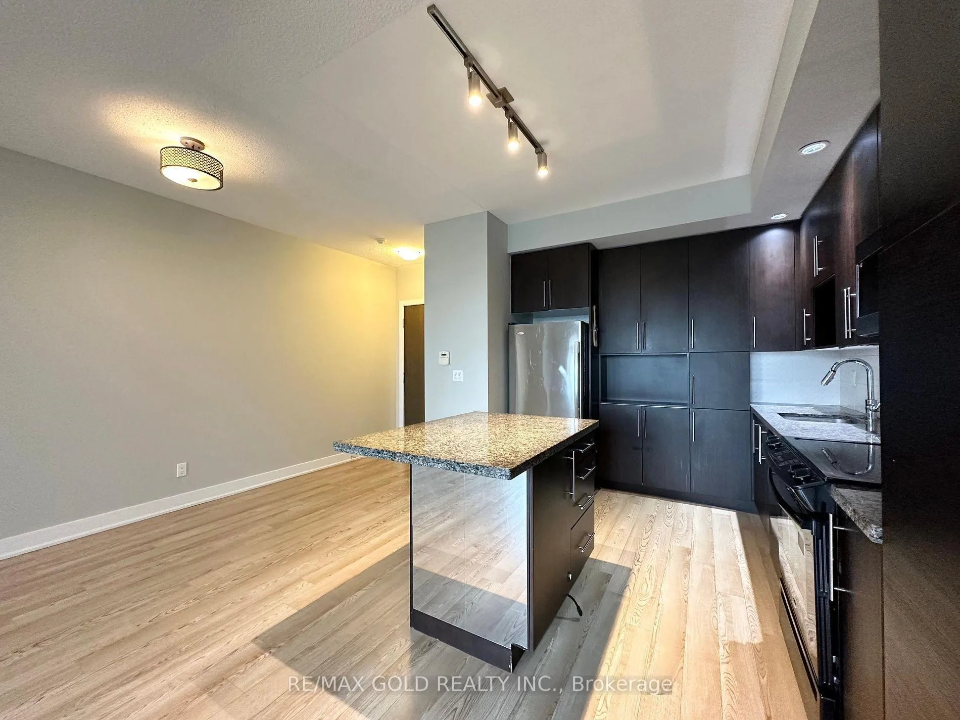 Photo 6 of Unit 904, 28 Linden Street, Toronto, North St. James Town — HOMEH