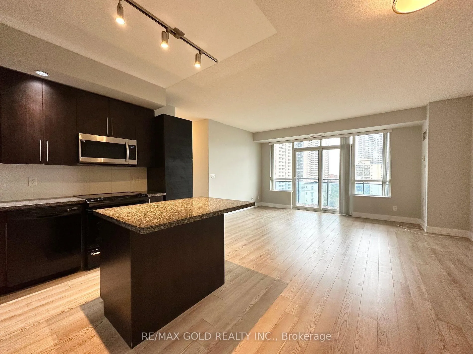 Photo 8 of Unit 904, 28 Linden Street, Toronto, North St. James Town — HOMEH