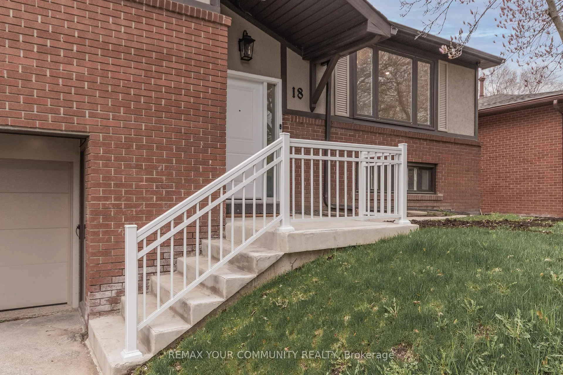Photo 2 of 18 Ironshield Crescent, Markham, Royal Orchard — HOMEH