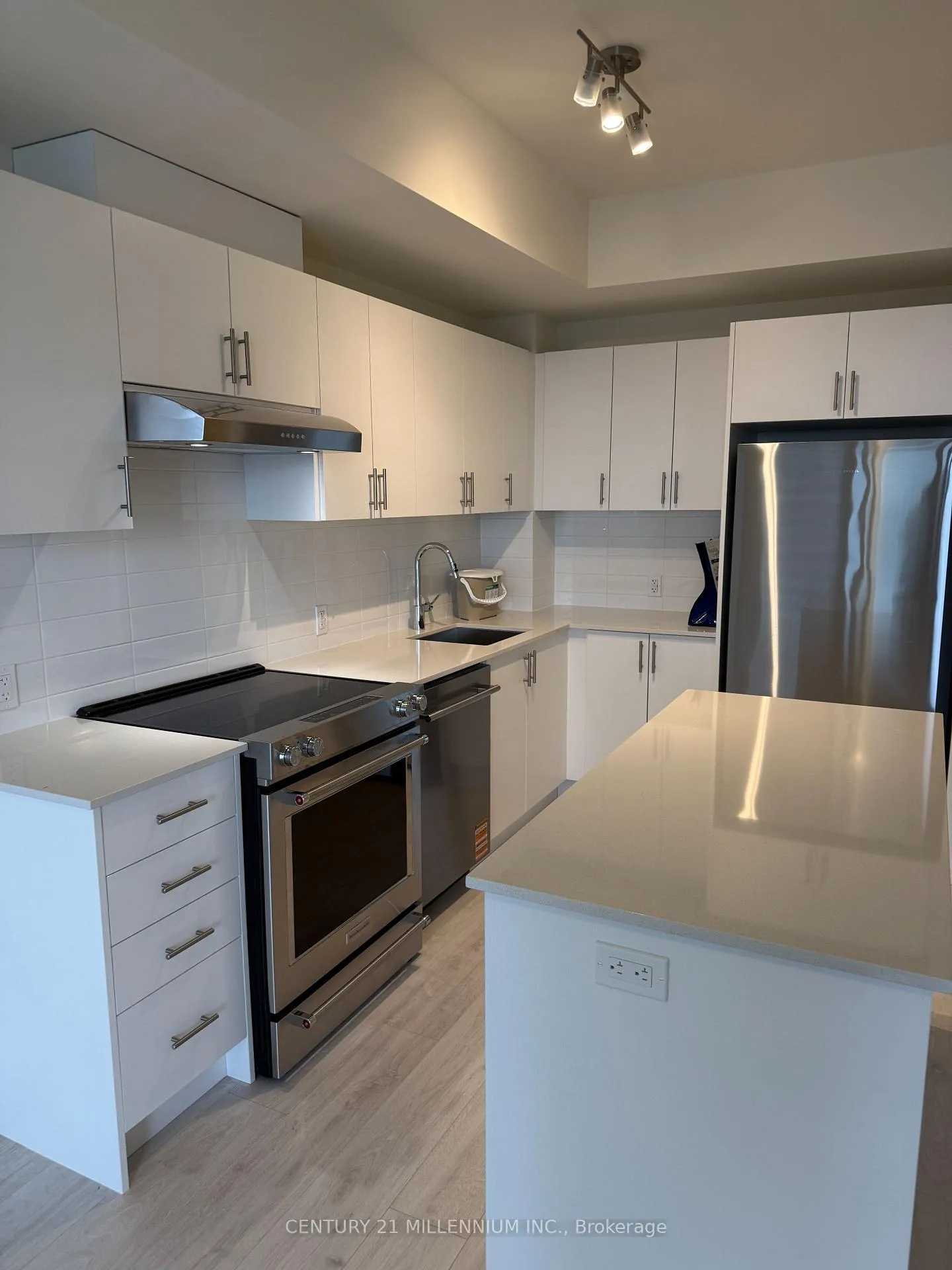Photo 10 of Unit 2012, 27 Korda Gate, Vaughan, Vellore Village — HOMEH