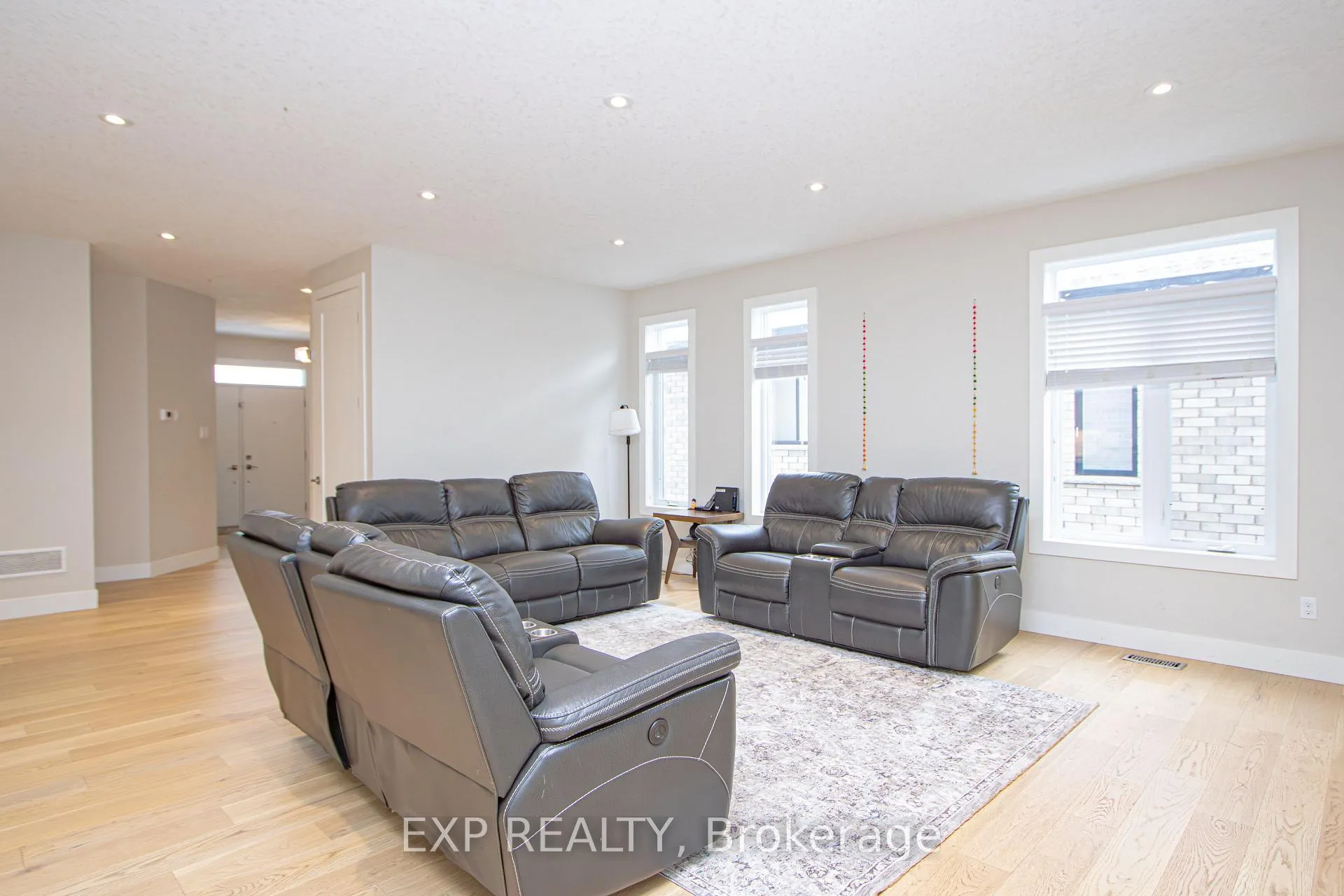 Photo 14 of 3291 Regiment Road, London, South V — HOMEH