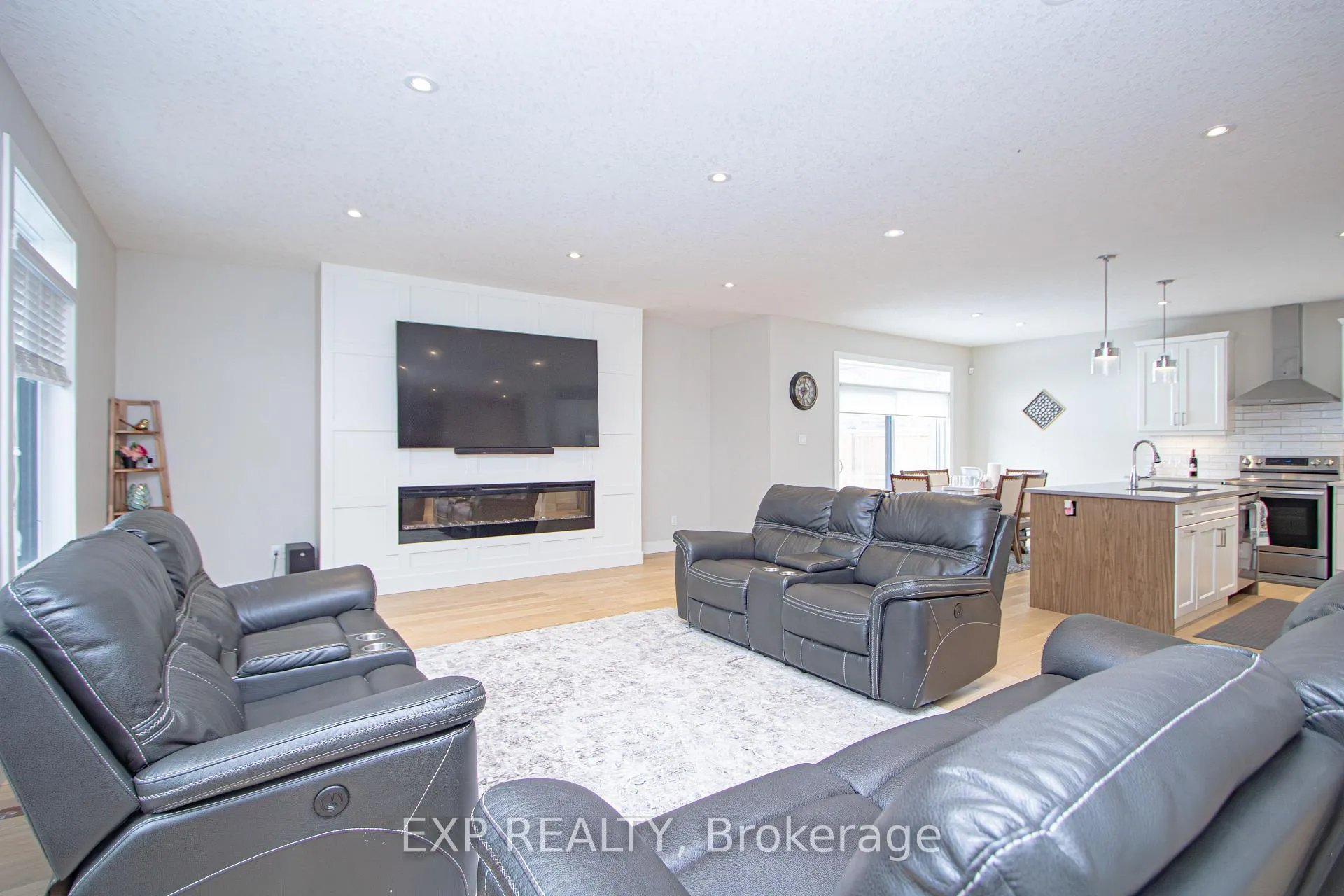 Photo 15 of 3291 Regiment Road, London, South V — HOMEH