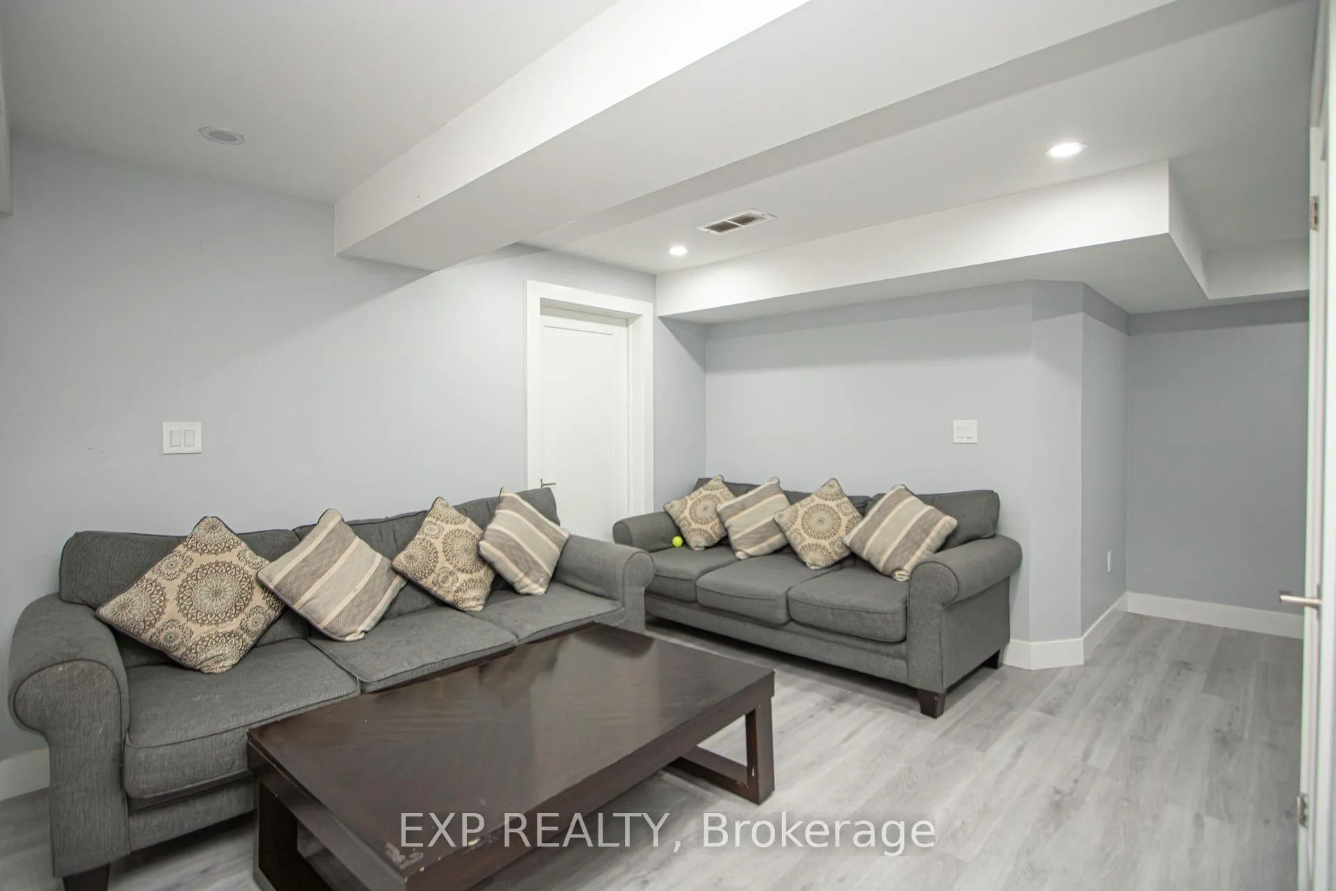 Photo 27 of 3291 Regiment Road, London, South V — HOMEH