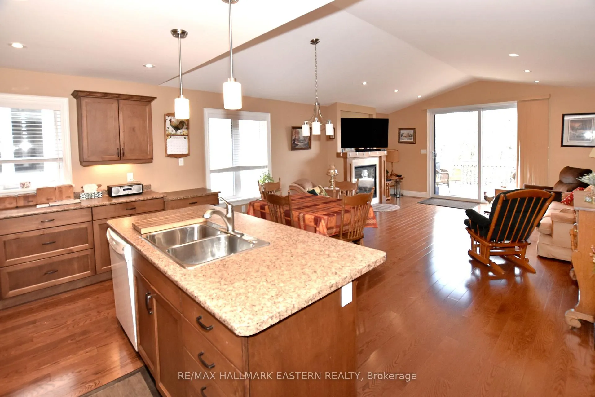 Photo 29 of 428 Raymond Street, Peterborough, Northcrest Ward 5 — HOMEH