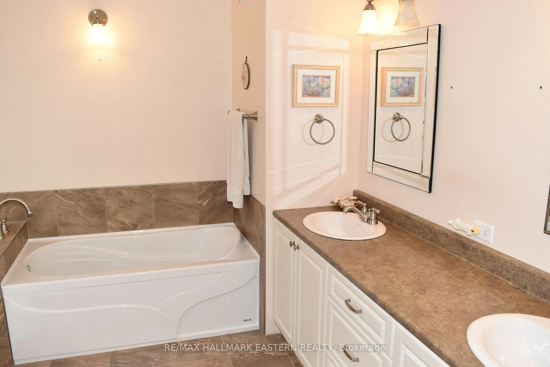 Photo 62 of 428 Raymond Street, Peterborough, Northcrest Ward 5 — HOMEH