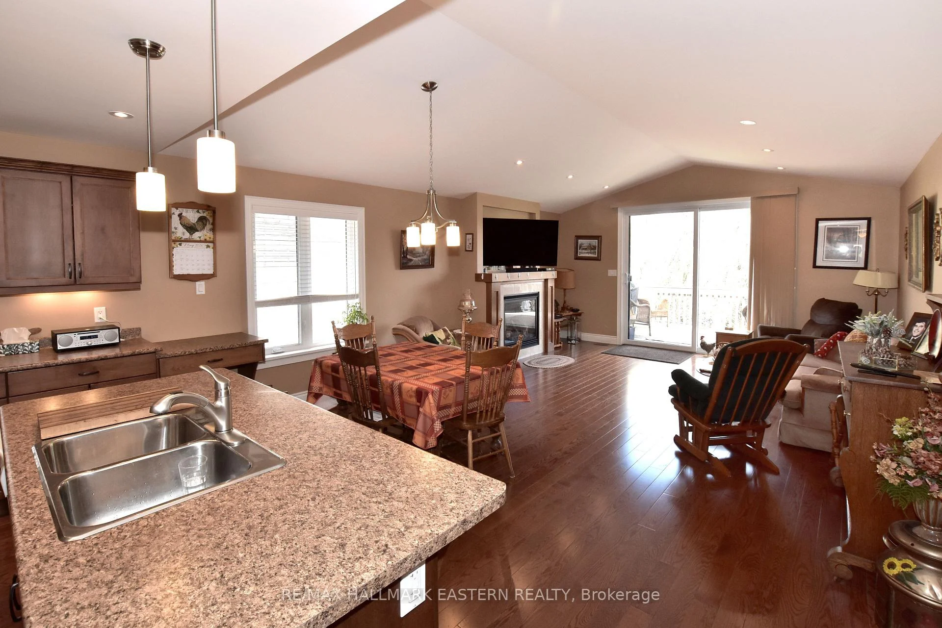 Photo 15 of 428 Raymond Street, Peterborough, Northcrest Ward 5 — HOMEH