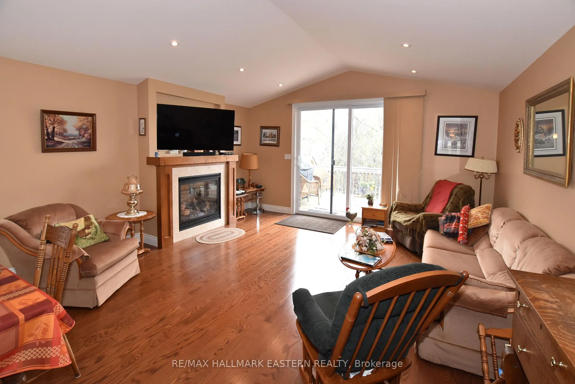 Photo 16 of 428 Raymond Street, Peterborough, Northcrest Ward 5 — HOMEH