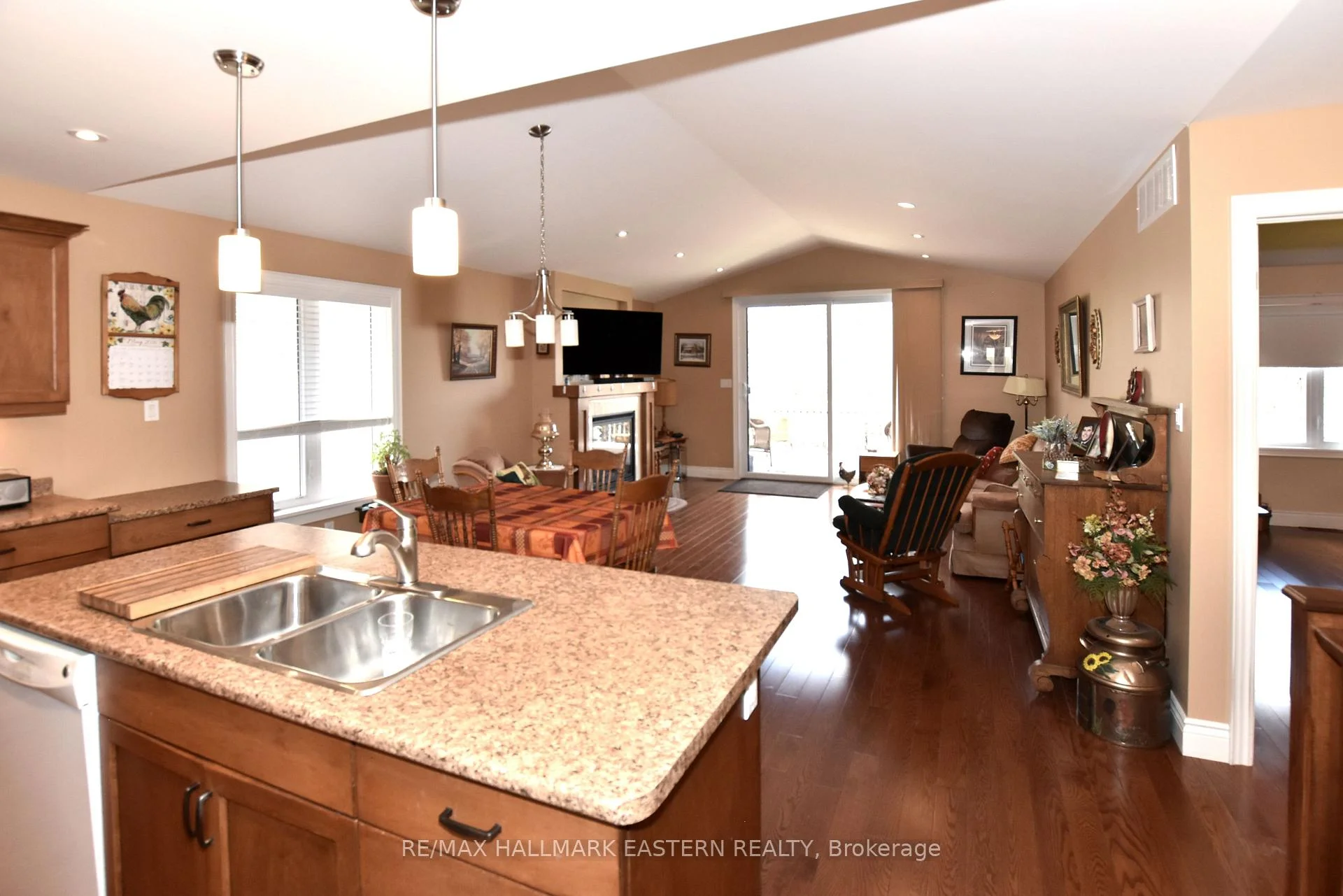 Photo 20 of 428 Raymond Street, Peterborough, Northcrest Ward 5 — HOMEH