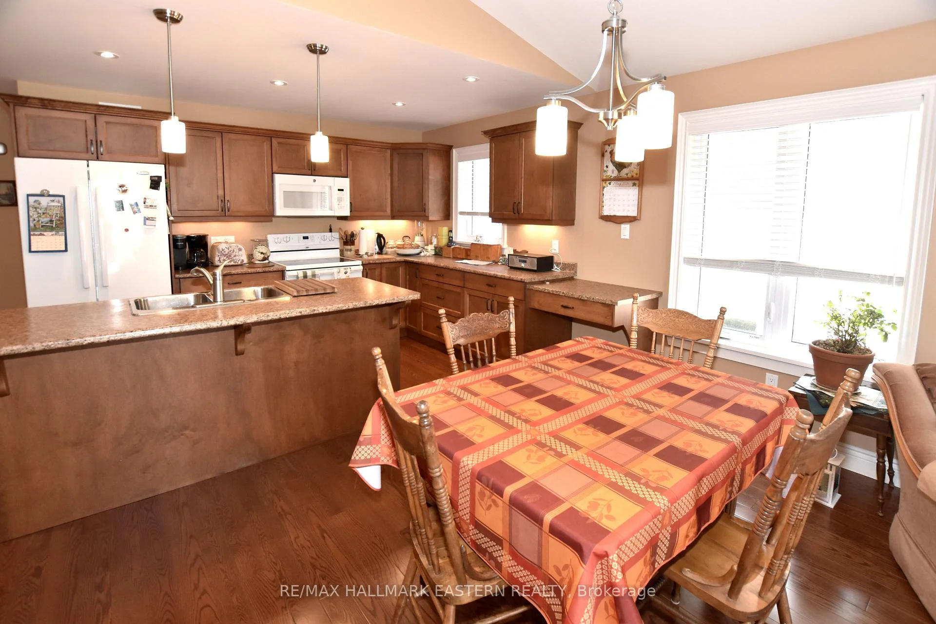 Photo 37 of 428 Raymond Street, Peterborough, Northcrest Ward 5 — HOMEH